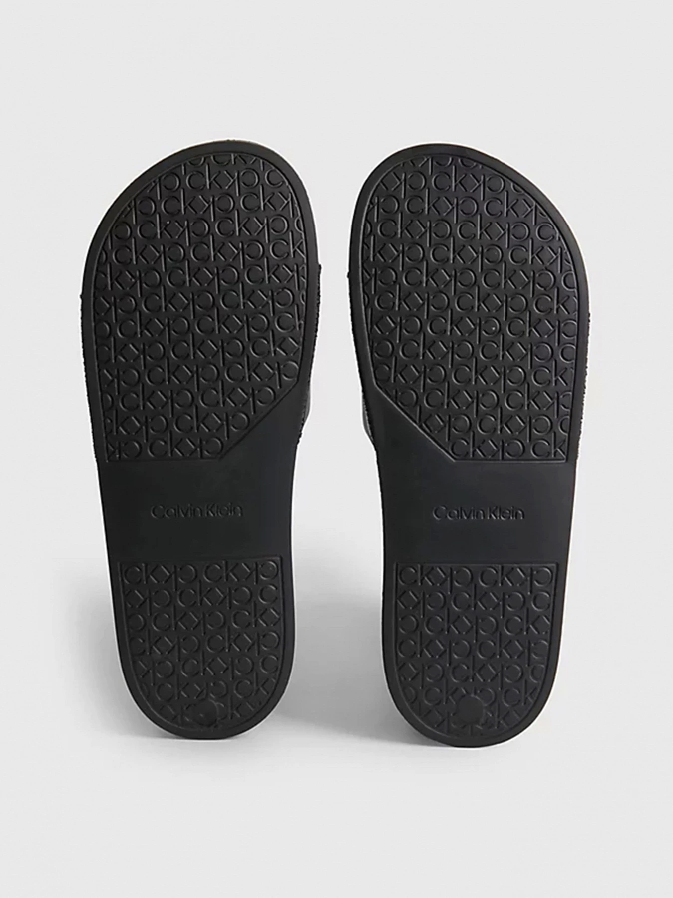 Шлёпанцы Calvin Klein модель HW0HW01508-0GM Шлёпанцы Calvin Klein модель HW0HW01508-0GM Фото