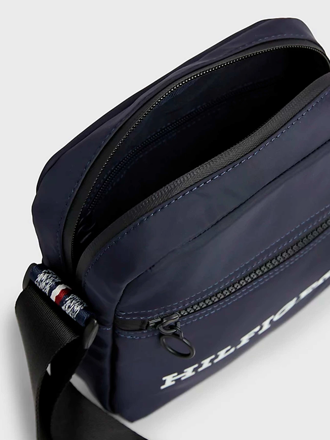 Сумки Tommy Hilfiger модель AM0AM11381-DW6 Сумки Tommy Hilfiger модель AM0AM11381-DW6 Фото