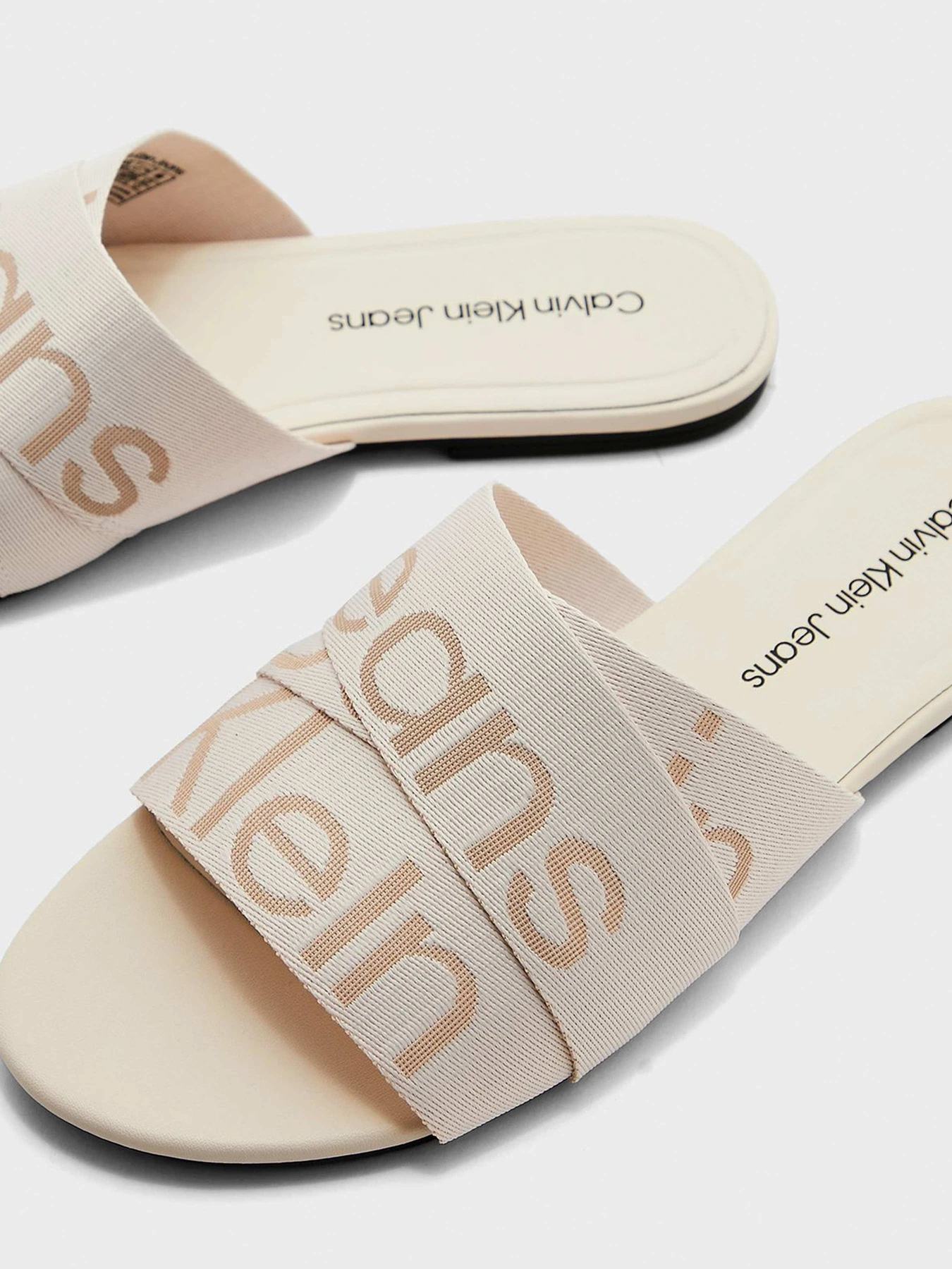 Шлёпанцы Calvin Klein модель YW0YW00955-YBH Шлёпанцы Calvin Klein модель YW0YW00955-YBH Фото