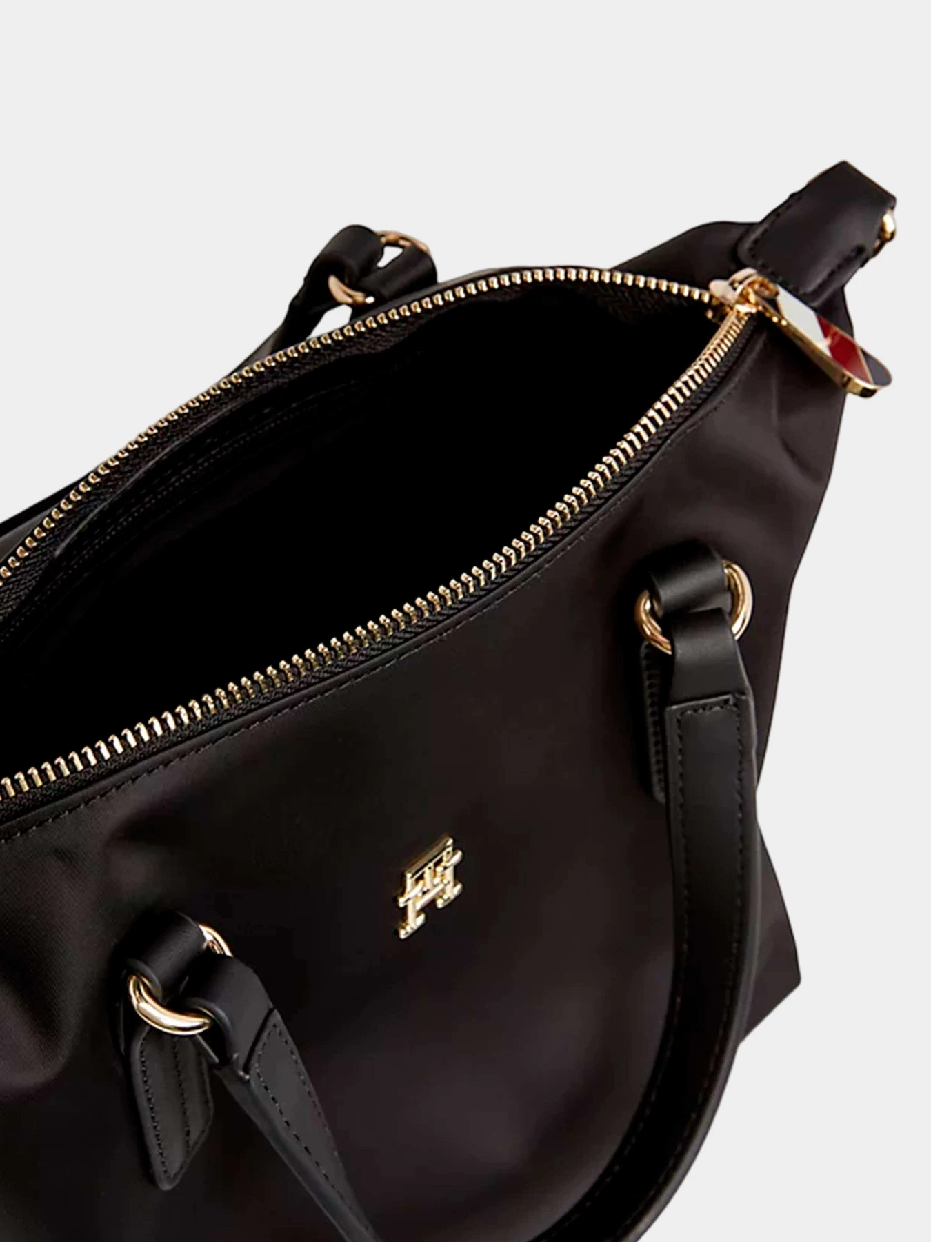 Сумки Tommy Hilfiger модель AW0AW15640-BDS Сумки Tommy Hilfiger модель AW0AW15640-BDS Фото