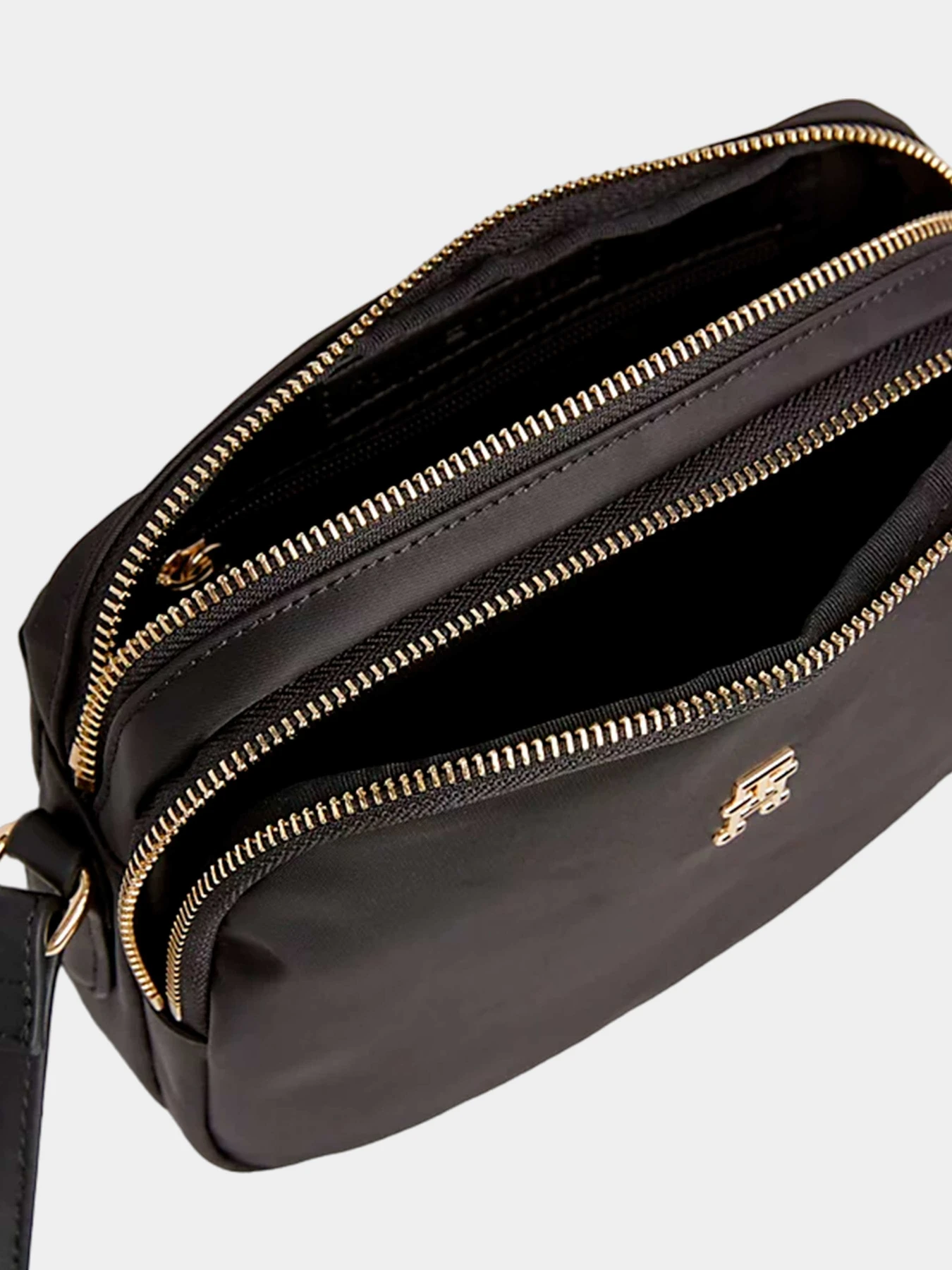 Сумки Tommy Hilfiger модель AW0AW15638-BDS Сумки Tommy Hilfiger модель AW0AW15638-BDS Фото