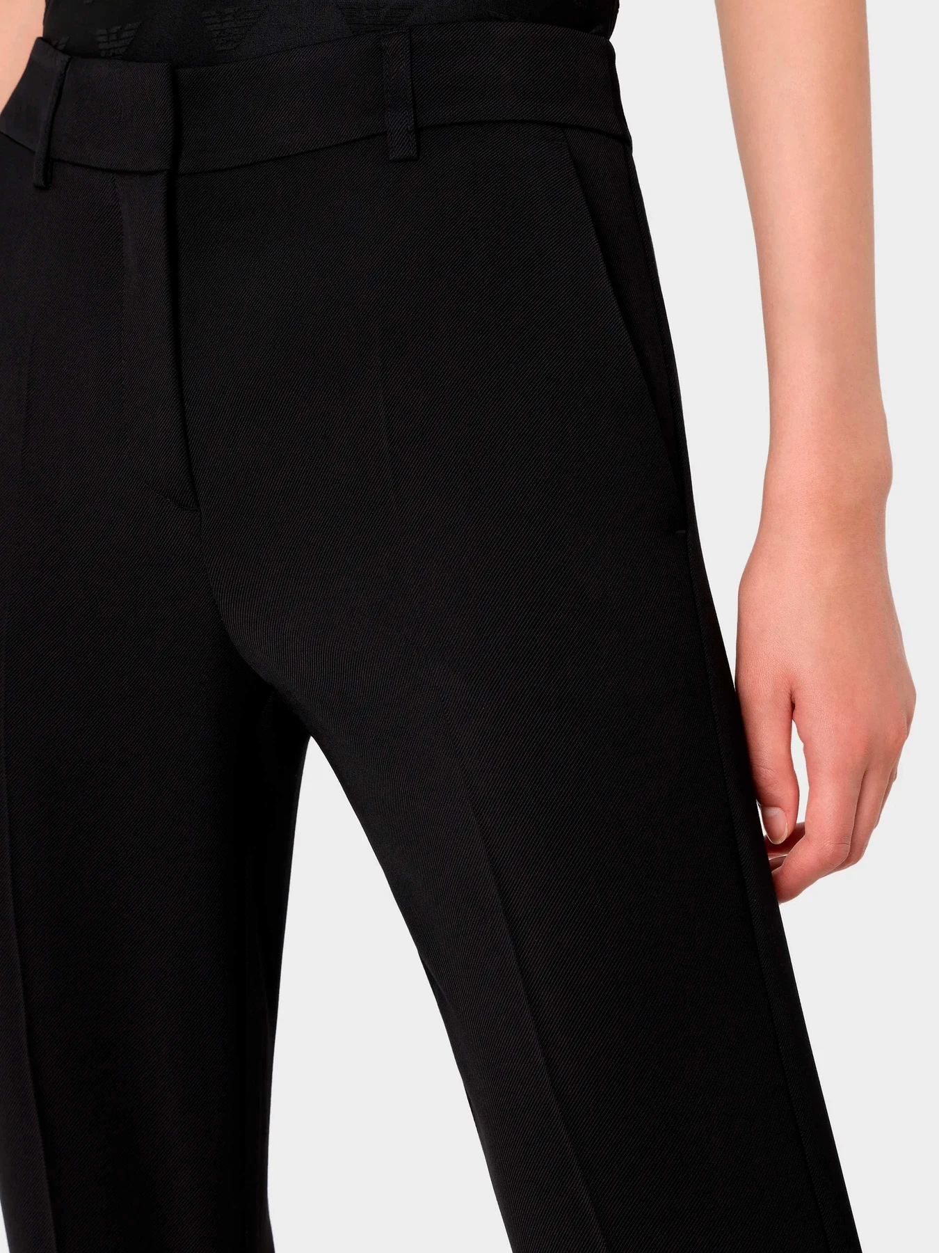 Брюки Emporio Armani модель 6R2P82-2NS9Z-0999 Брюки Emporio Armani модель 6R2P82-2NS9Z-0999 Фото
