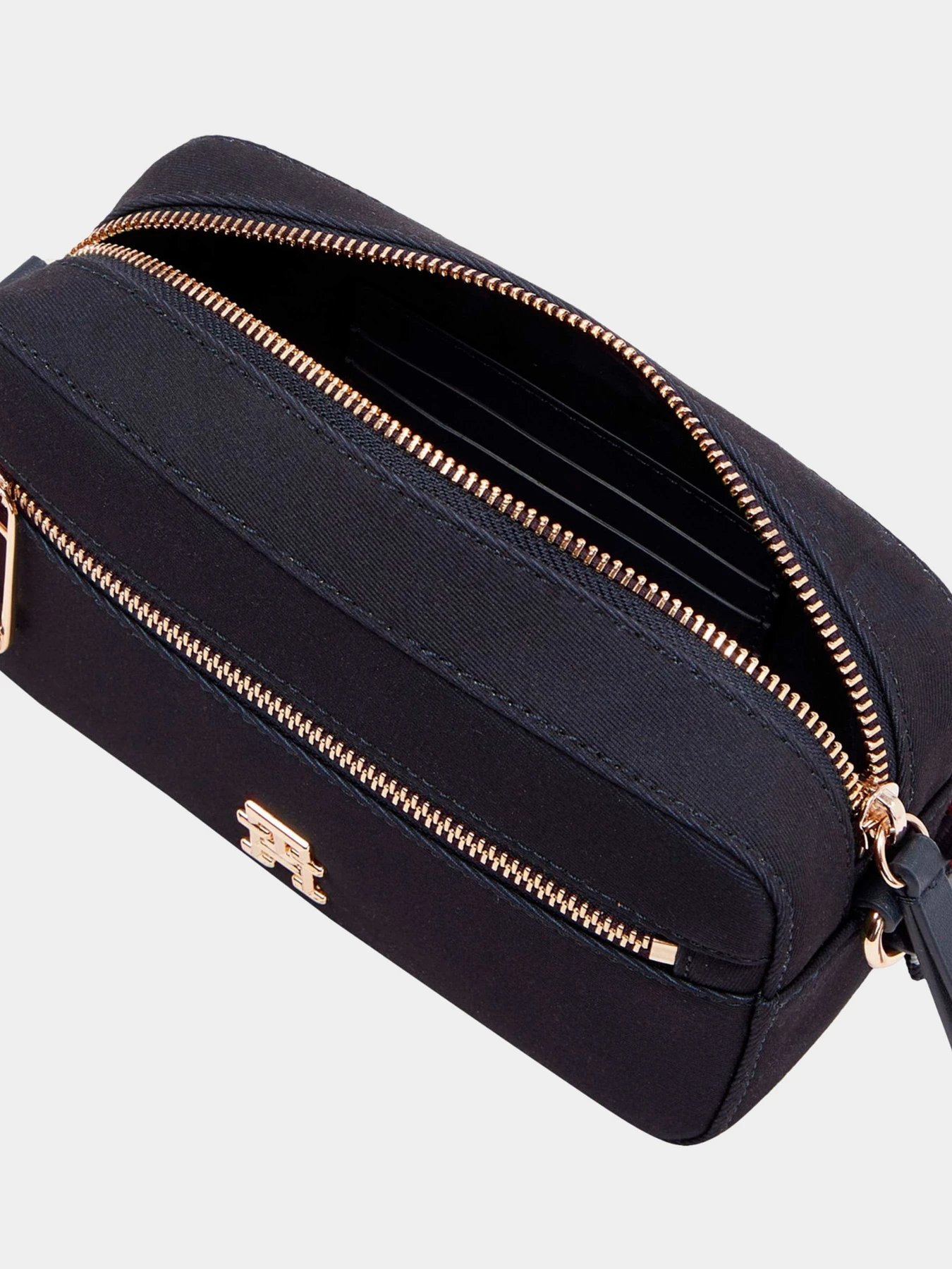 Сумки Tommy Hilfiger модель AW0AW15135-DW6 Сумки Tommy Hilfiger модель AW0AW15135-DW6 Фото