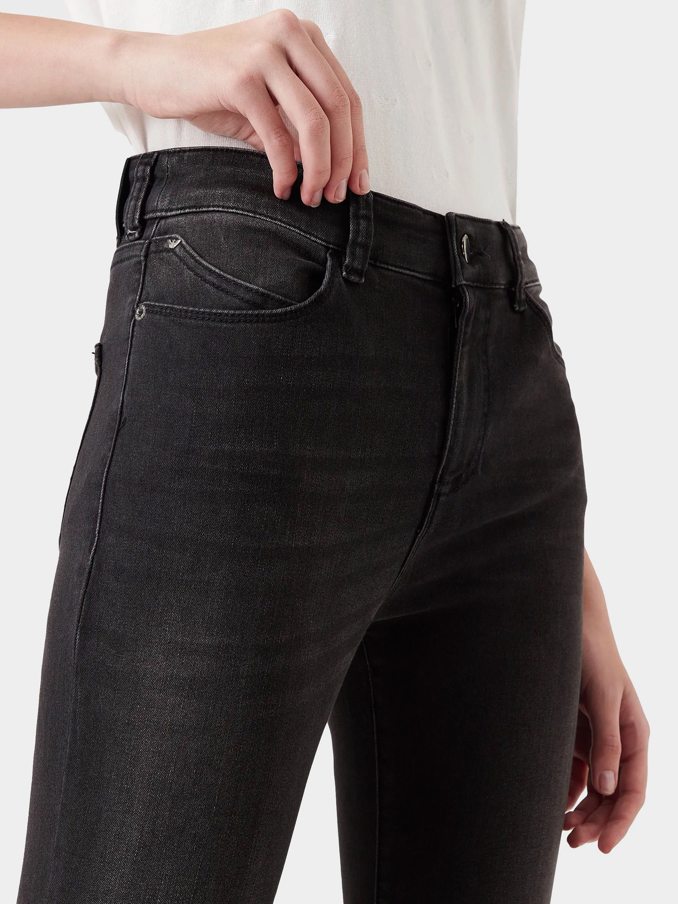 Джинсы Emporio Armani модель 8N2J18-2DI7Z-0005 Джинсы Emporio Armani модель 8N2J18-2DI7Z-0005 Фото