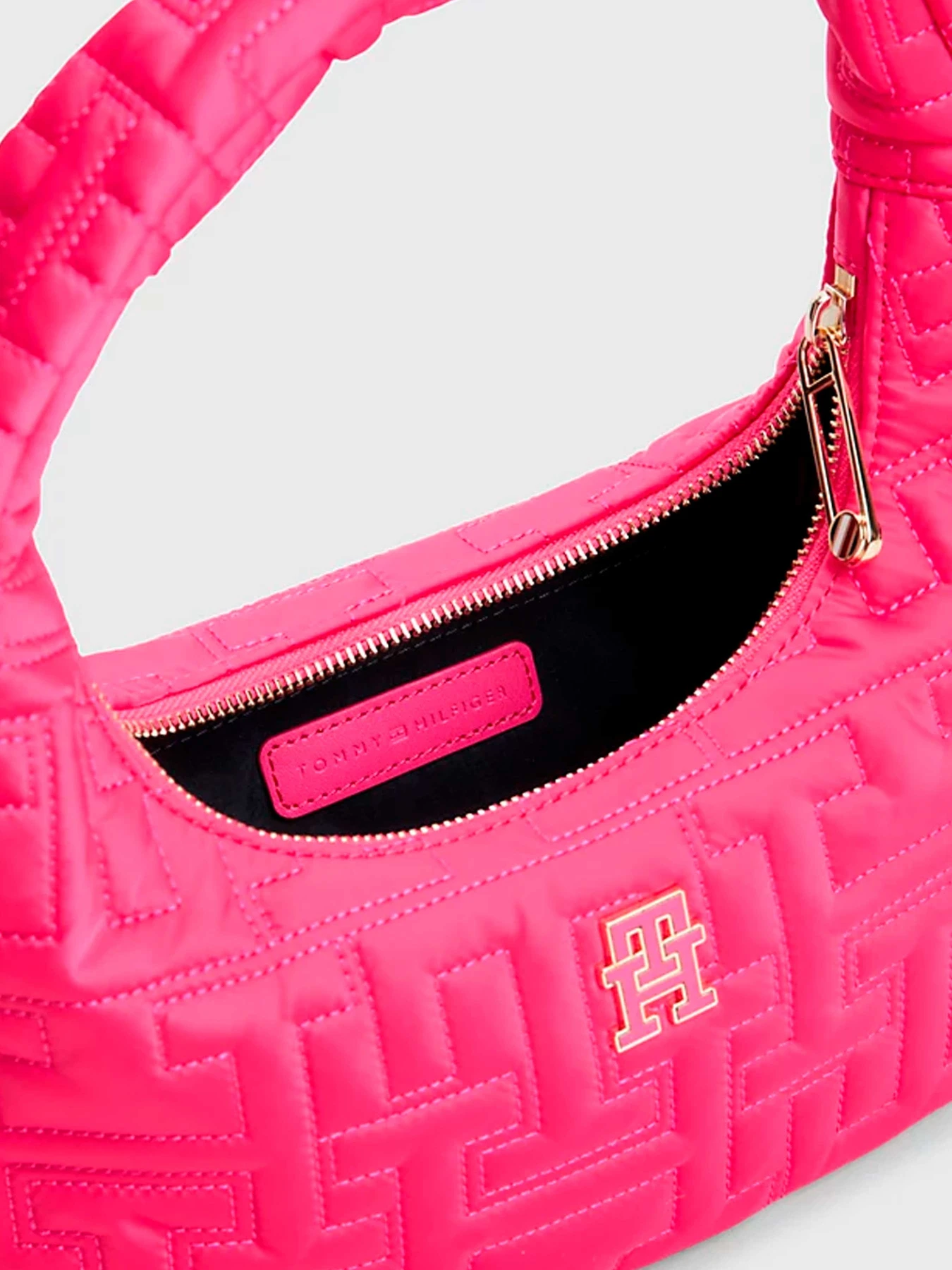 Сумки Tommy Hilfiger модель AW0AW15082-T1K Сумки Tommy Hilfiger модель AW0AW15082-T1K Фото