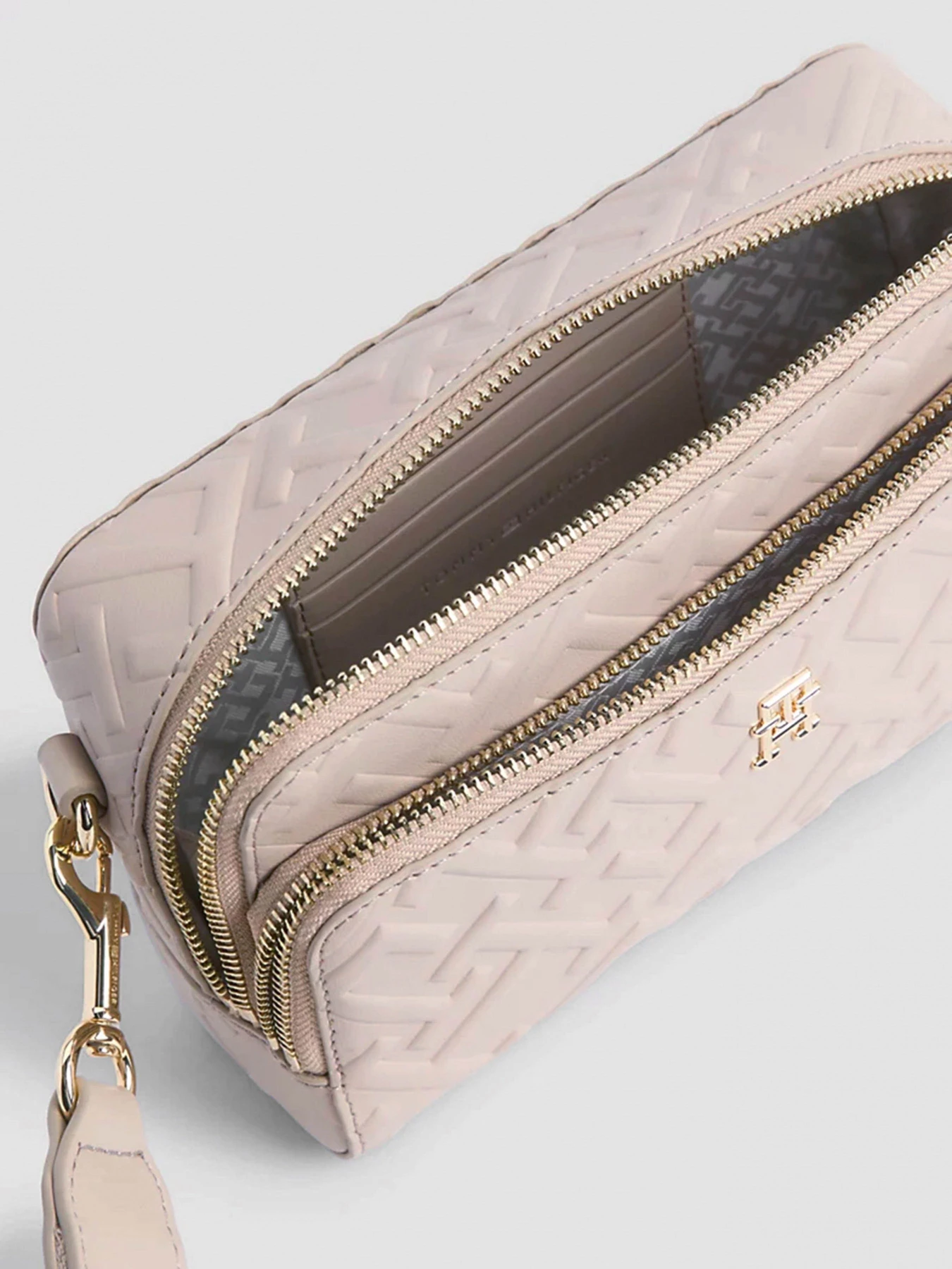 Сумки Tommy Hilfiger модель AW0AW15208-ABO Сумки Tommy Hilfiger модель AW0AW15208-ABO Фото