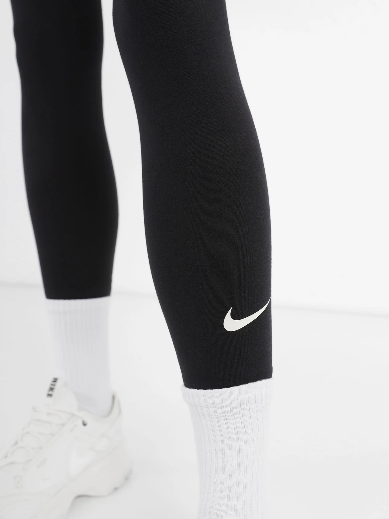 Брюки NIKE модель DV7789-010 Брюки NIKE модель DV7789-010 Фото