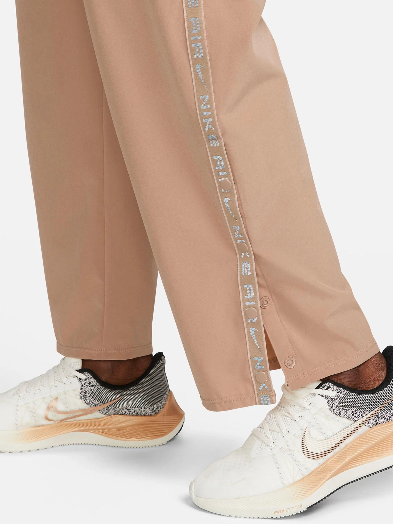 Брюки NIKE модель FB7615-200 Брюки NIKE модель FB7615-200 Фото