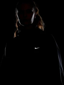 Куртки и дубленки NIKE модель FB7492-010 Фото