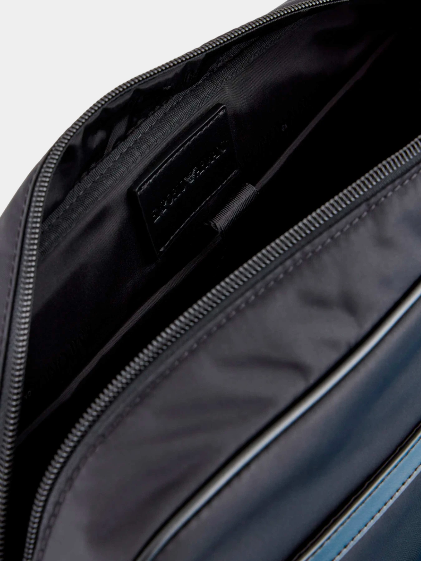 Сумки Emporio Armani модель Y4M391-Y217J-80001 Сумки Emporio Armani модель Y4M391-Y217J-80001 Фото