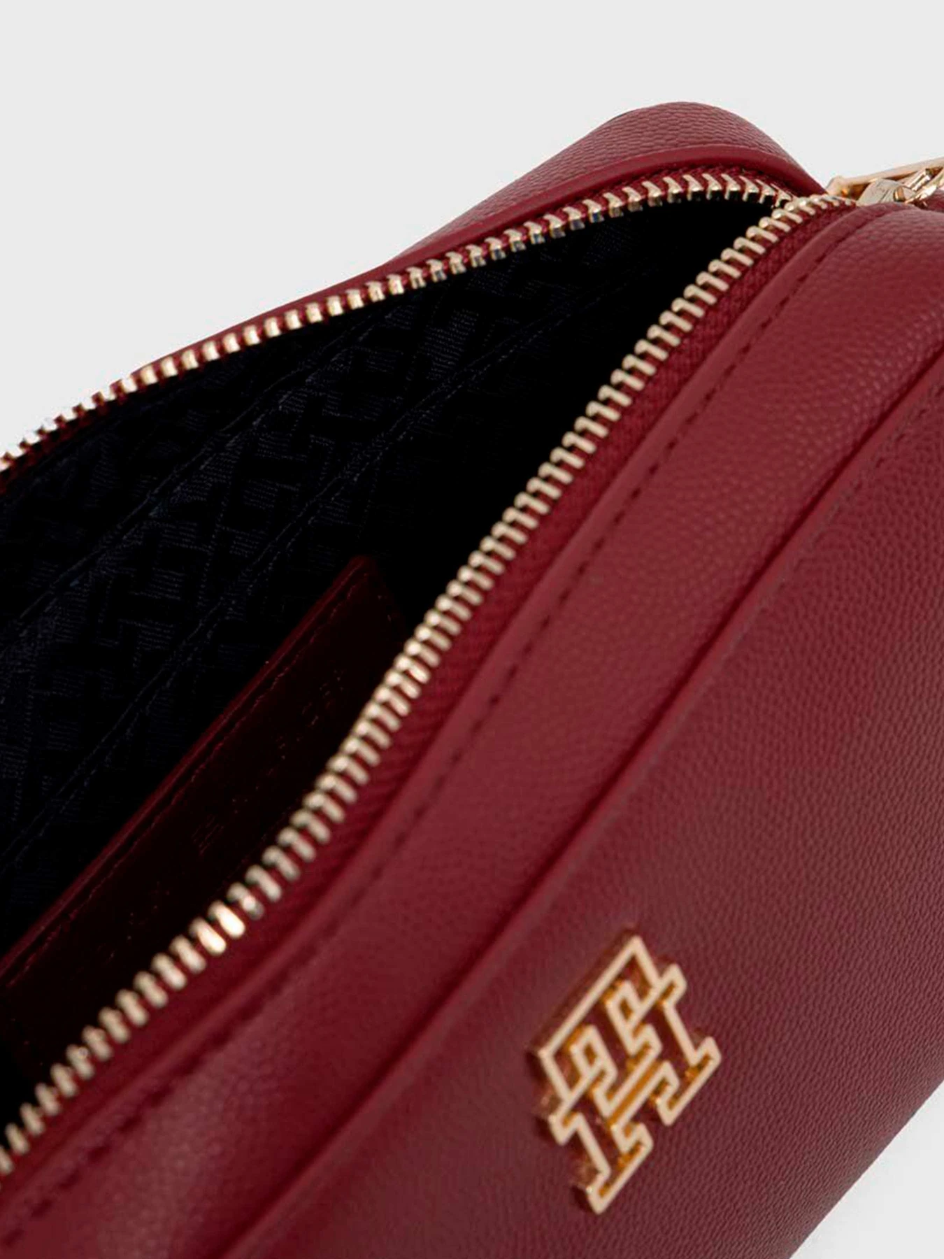 Сумки Tommy Hilfiger модель AW0AW15245-XJS Сумки Tommy Hilfiger модель AW0AW15245-XJS Фото