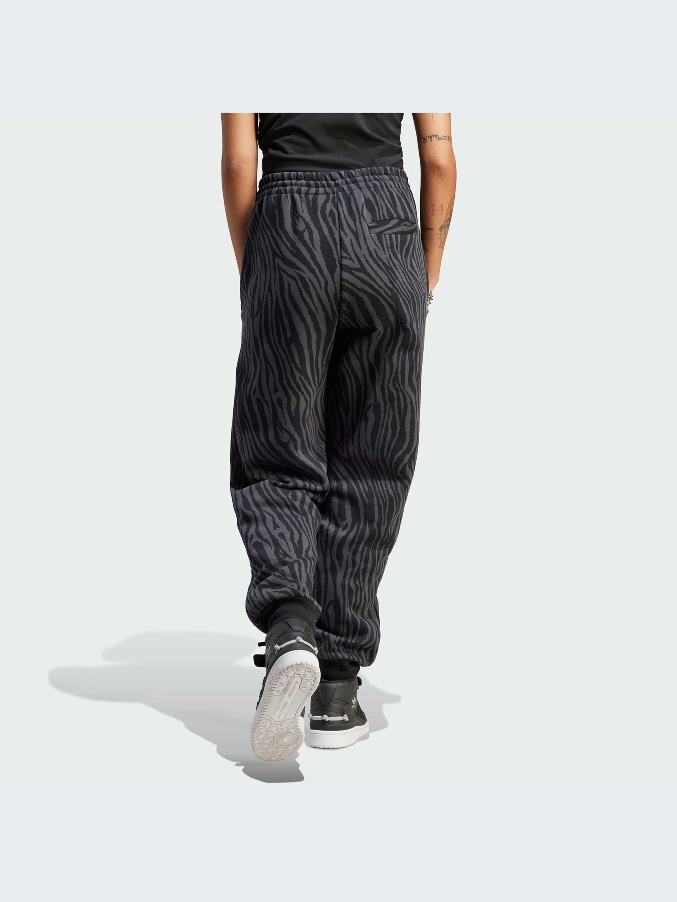 Брюки Adidas Graphics модель II0908-KZ Брюки Adidas Graphics модель II0908-KZ Фото