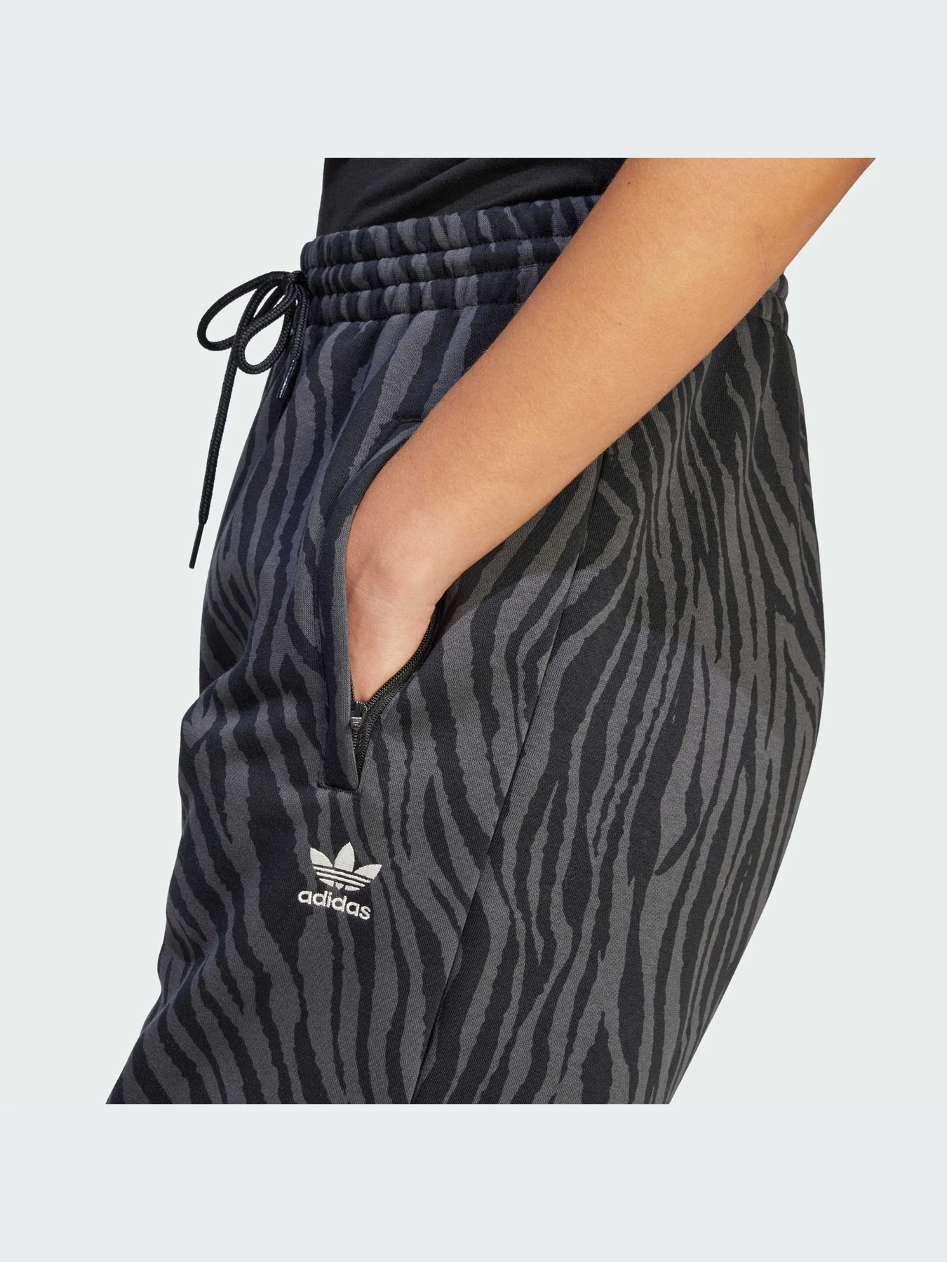 Брюки Adidas Graphics модель II0908-KZ Брюки Adidas Graphics модель II0908-KZ Фото