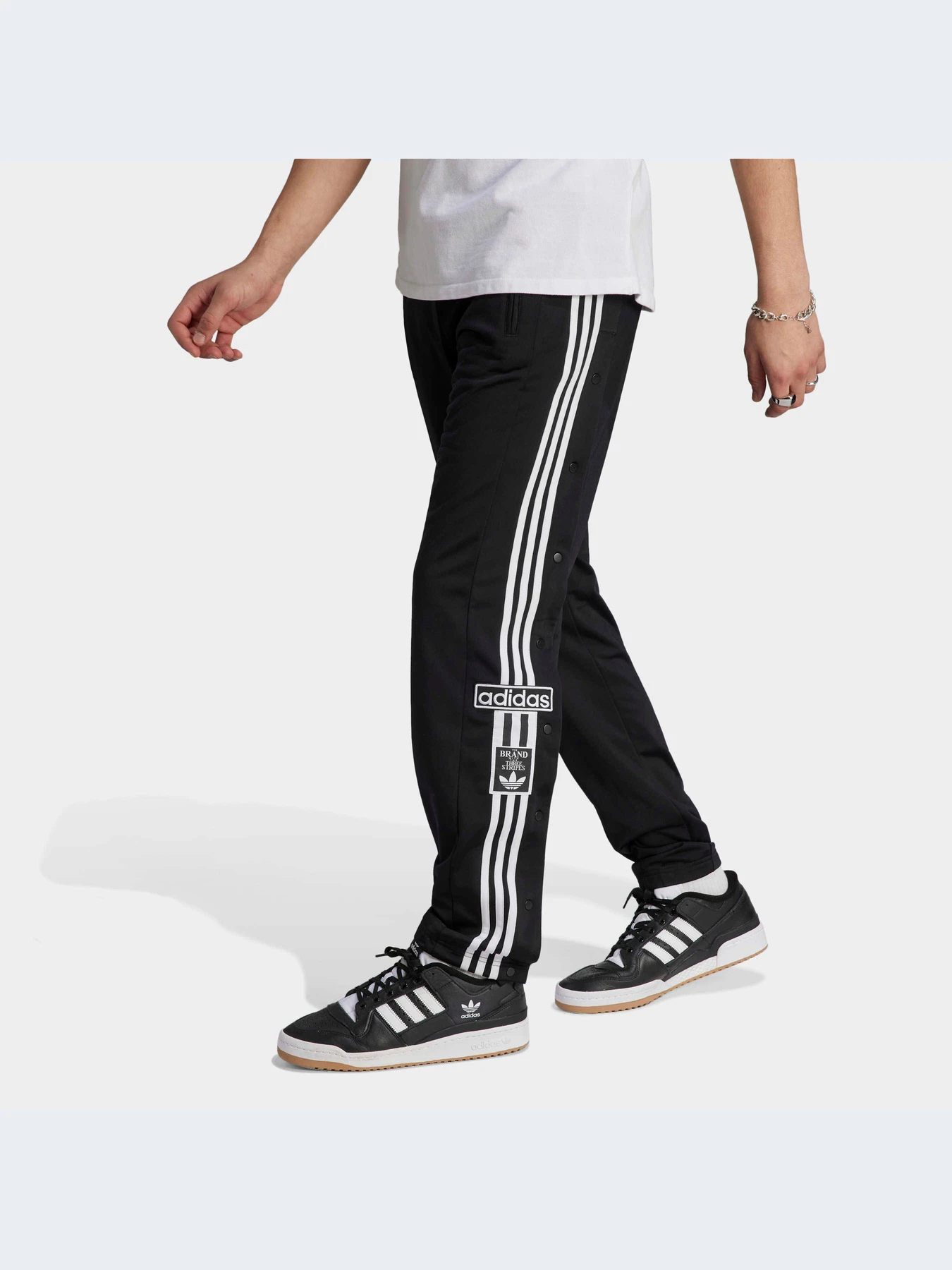 Брюки Adidas Adicolor модель IN8075-KZ Брюки Adidas Adicolor модель IN8075-KZ Фото
