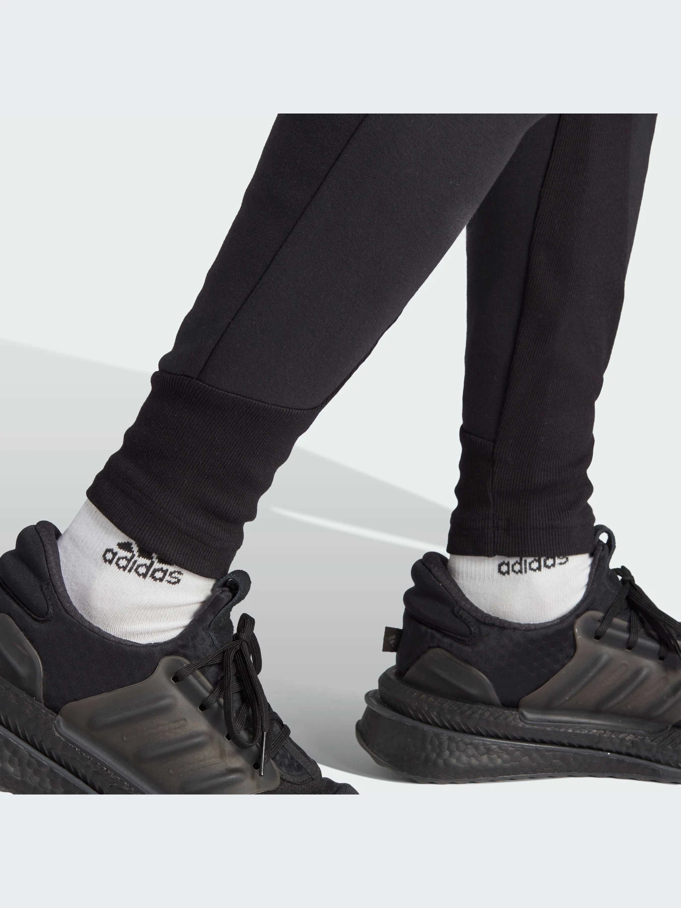 Брюки Adidas ZNE модель IN5102-KZ Брюки Adidas ZNE модель IN5102-KZ Фото