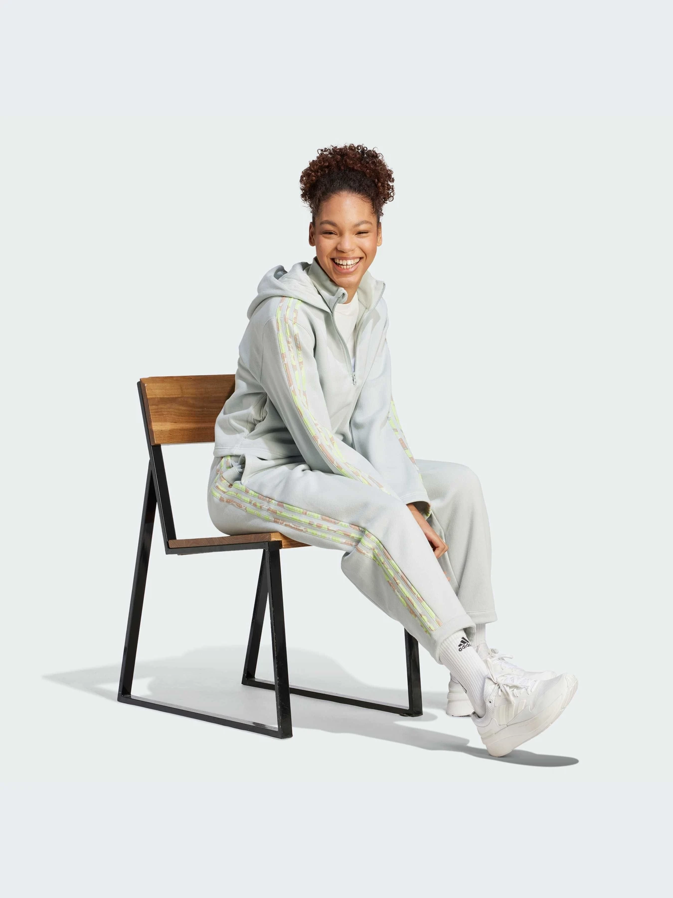 Брюки Adidas Graphics модель IL3018-KZ Брюки Adidas Graphics модель IL3018-KZ Фото