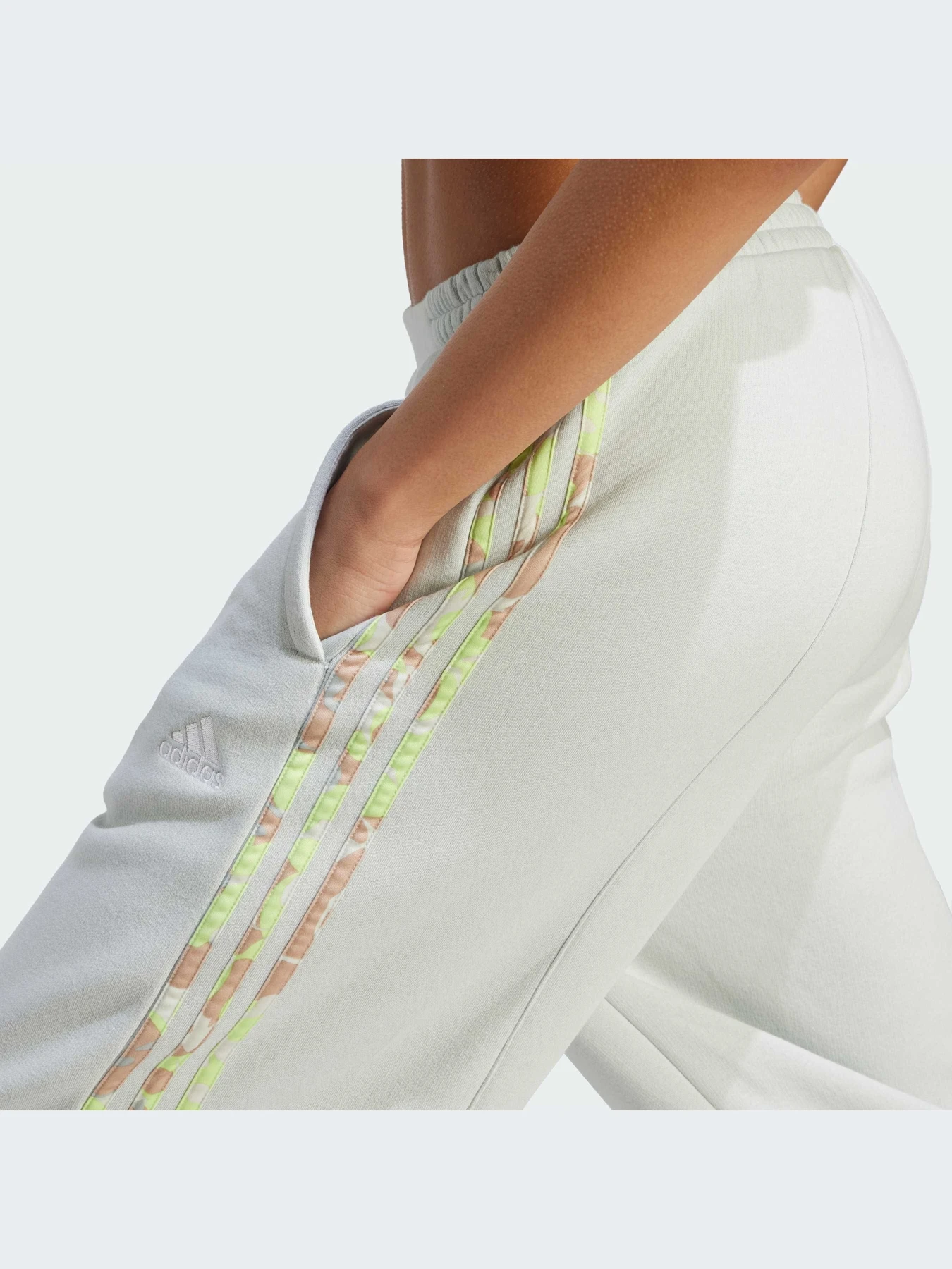 Брюки Adidas Graphics модель IL3018-KZ Брюки Adidas Graphics модель IL3018-KZ Фото