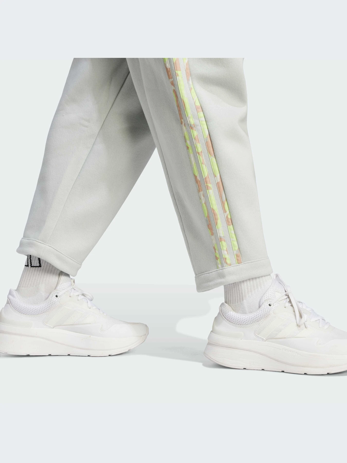Брюки Adidas Graphics модель IL3018-KZ Брюки Adidas Graphics модель IL3018-KZ Фото
