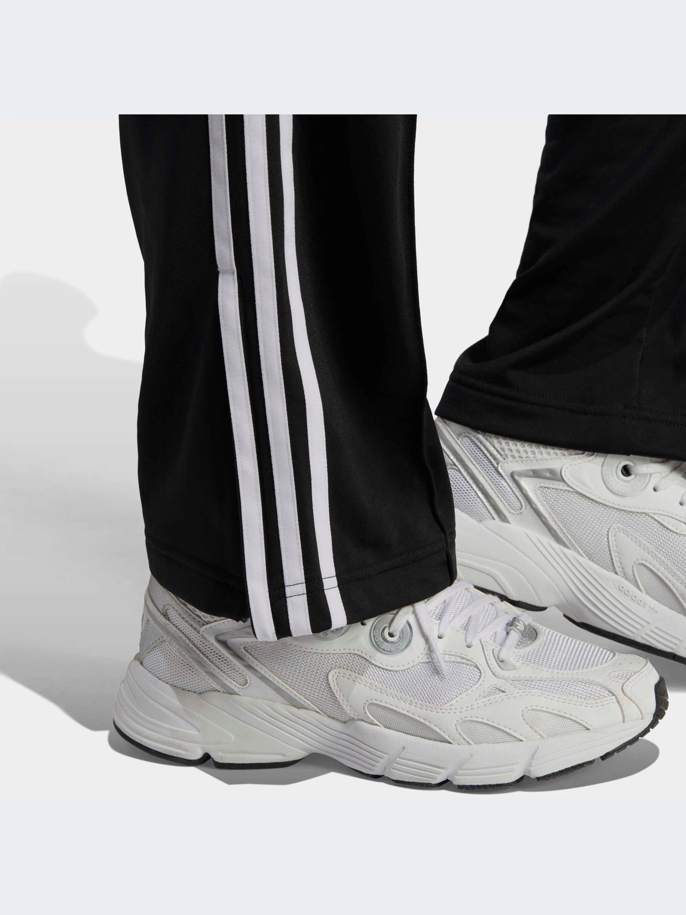 Брюки Adidas Adicolor модель IB7326-KZ Брюки Adidas Adicolor модель IB7326-KZ Фото