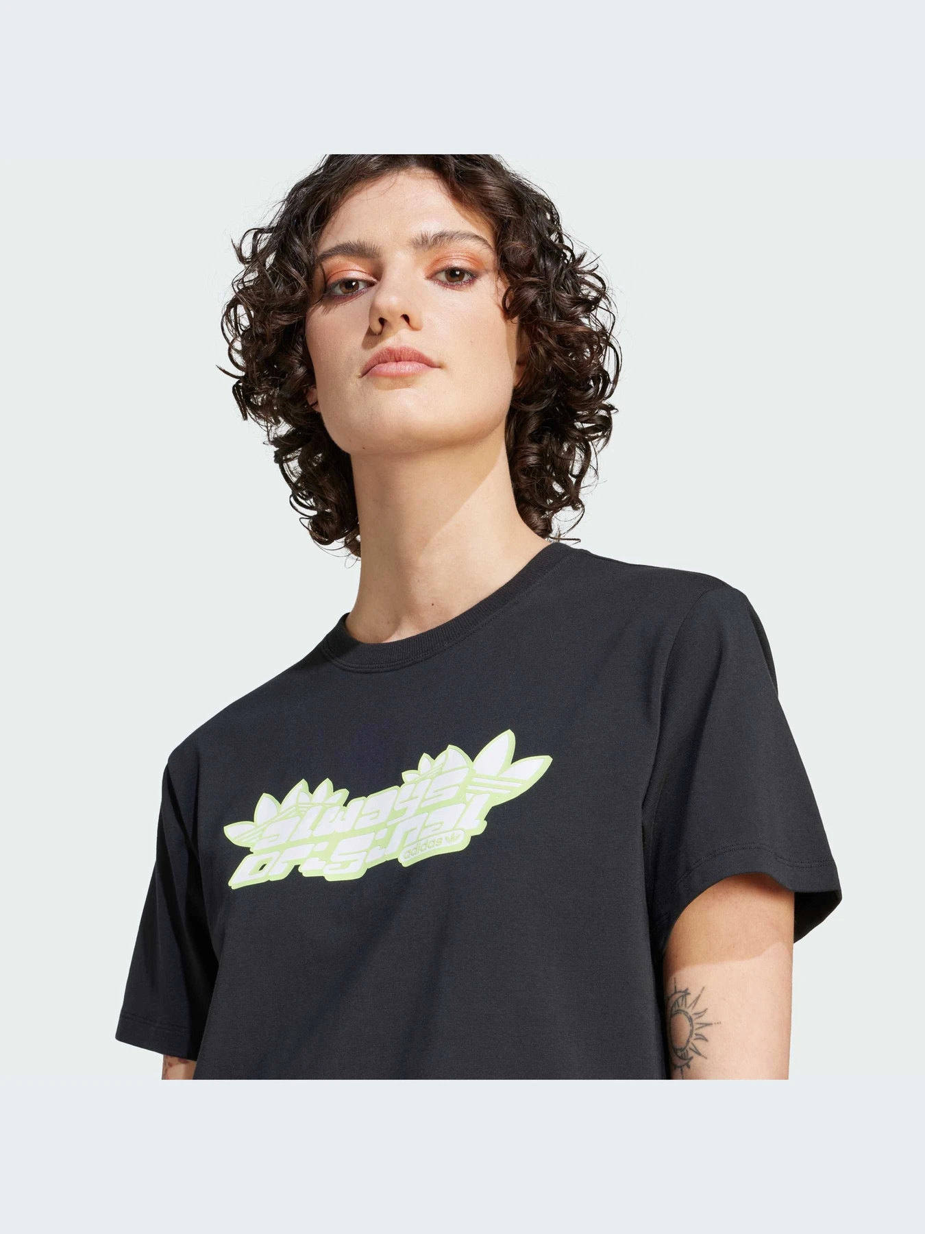 Футболки и поло Adidas Graphics модель IK0496-KZ Футболки и поло Adidas Graphics модель IK0496-KZ Фото