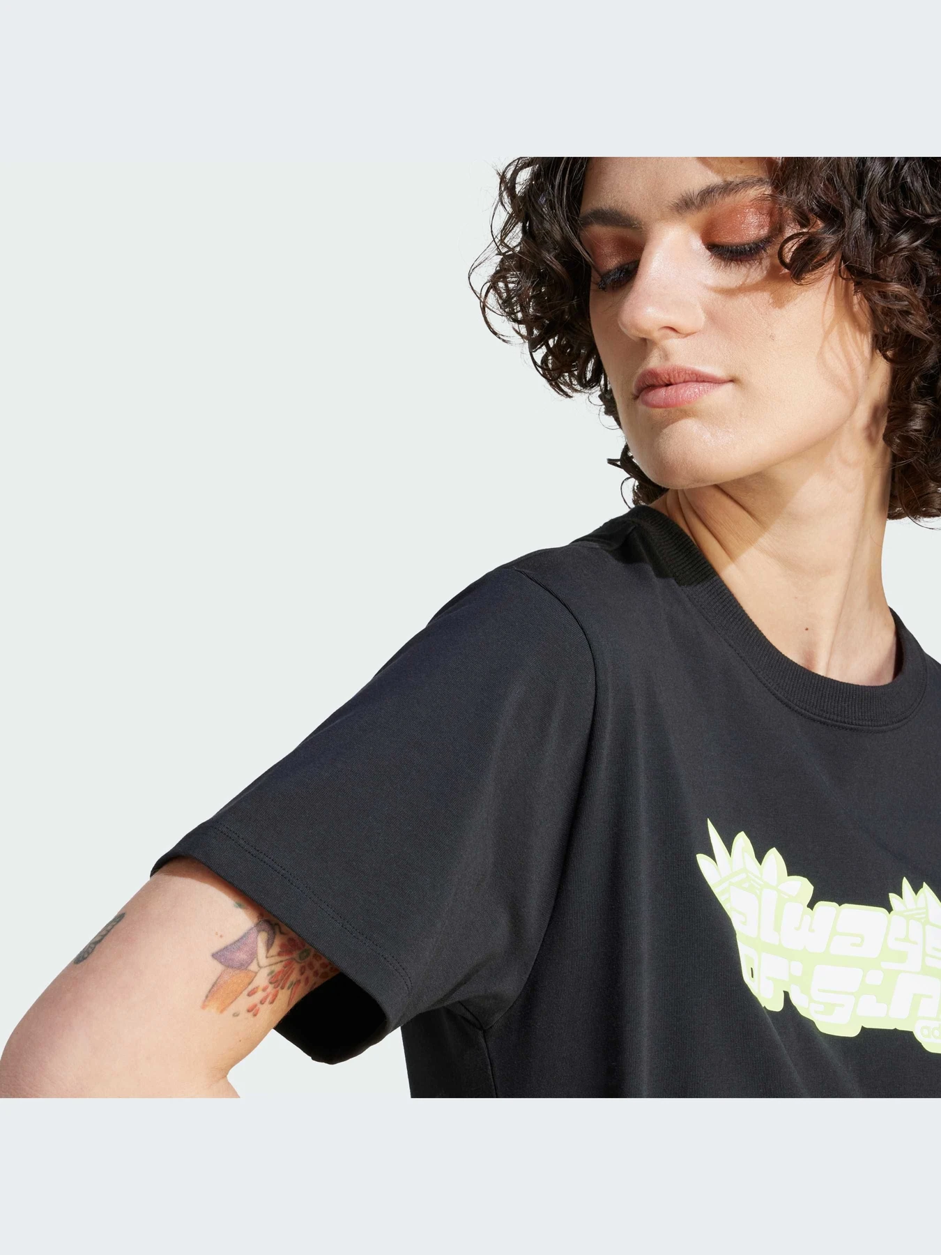 Футболки и поло Adidas Graphics модель IK0496-KZ Футболки и поло Adidas Graphics модель IK0496-KZ Фото