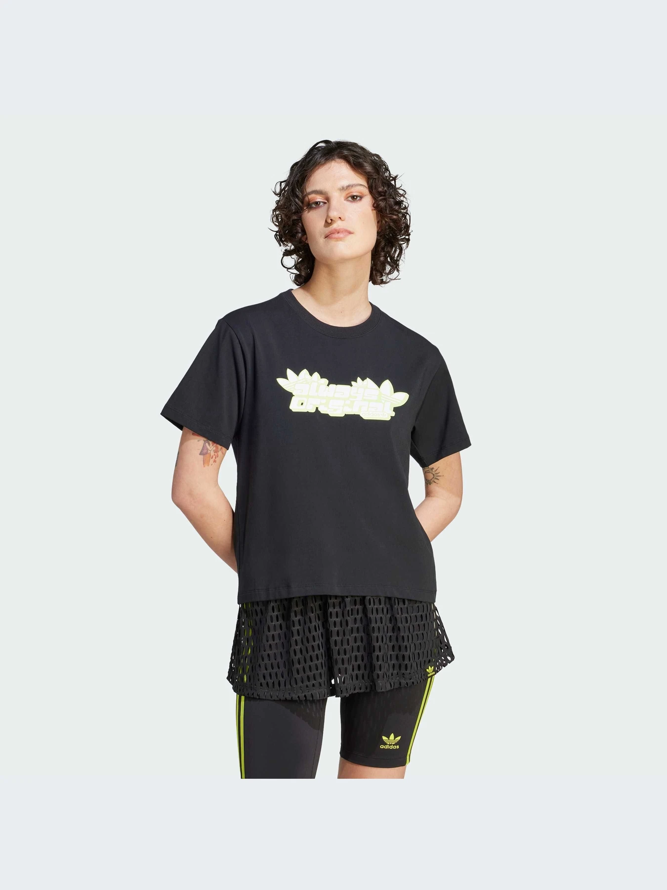 Футболки и поло Adidas Graphics модель IK0496-KZ Футболки и поло Adidas Graphics модель IK0496-KZ Фото