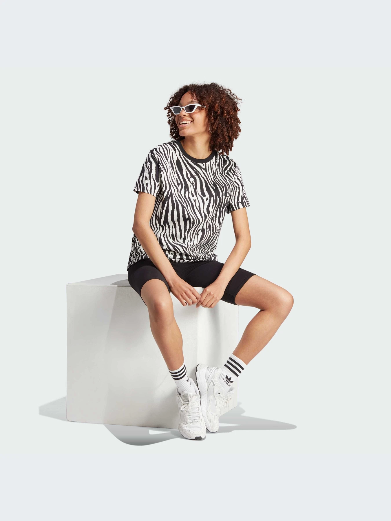 Футболки и поло Adidas Graphics модель IJ7771-KZ Футболки и поло Adidas Graphics модель IJ7771-KZ Фото