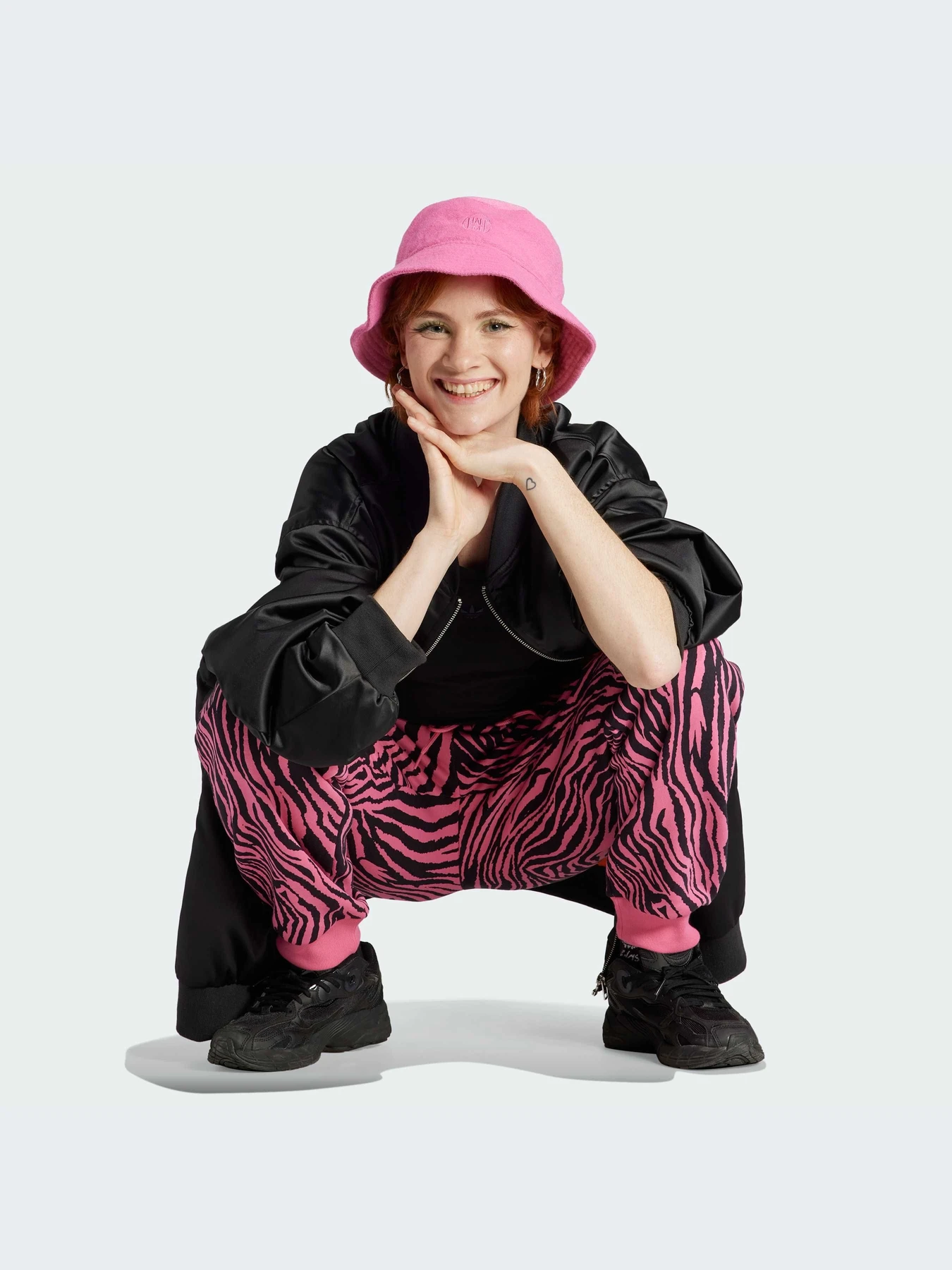 Брюки Adidas Graphics модель IJ7776-KZ Брюки Adidas Graphics модель IJ7776-KZ Фото
