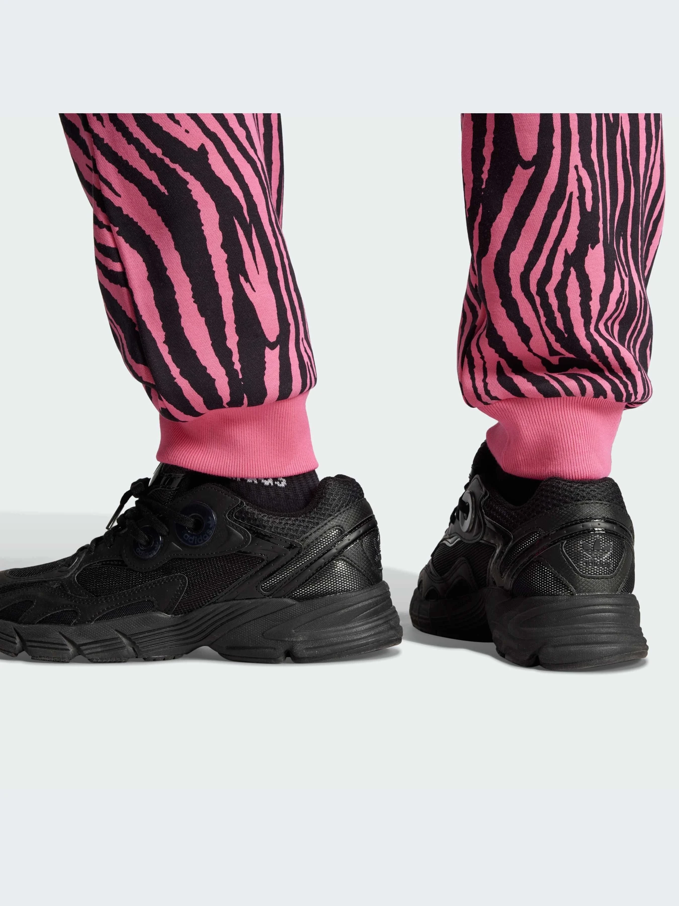 Брюки Adidas Graphics модель IJ7776-KZ Брюки Adidas Graphics модель IJ7776-KZ Фото