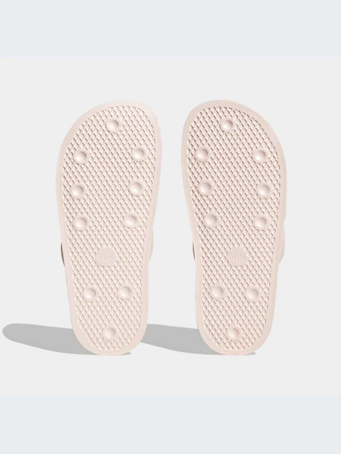 Шлёпанцы Adidas Adilette модель HQ8772-KZ Шлёпанцы Adidas Adilette модель HQ8772-KZ Фото