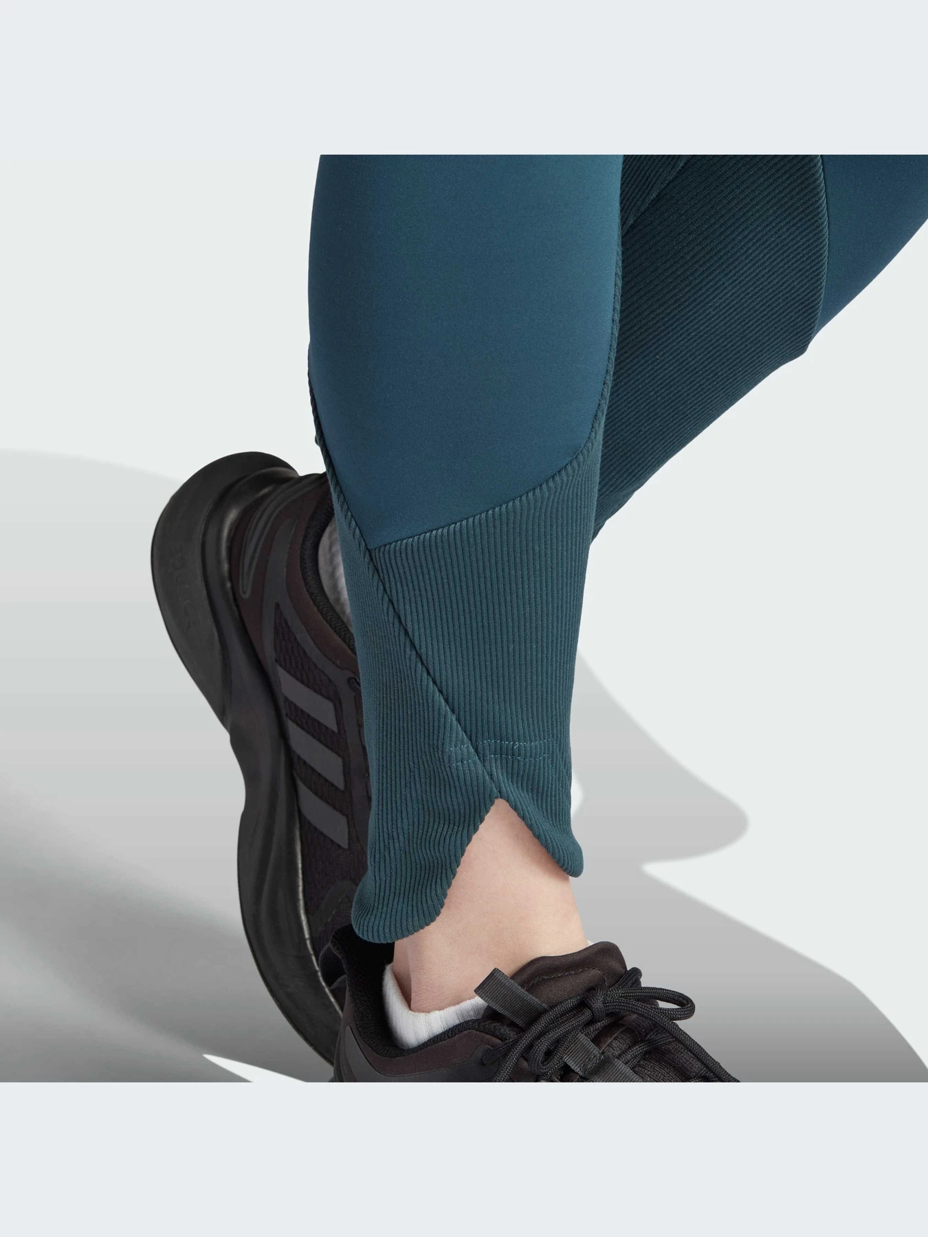 Брюки Adidas ZNE модель IM4941-KZ Брюки Adidas ZNE модель IM4941-KZ Фото