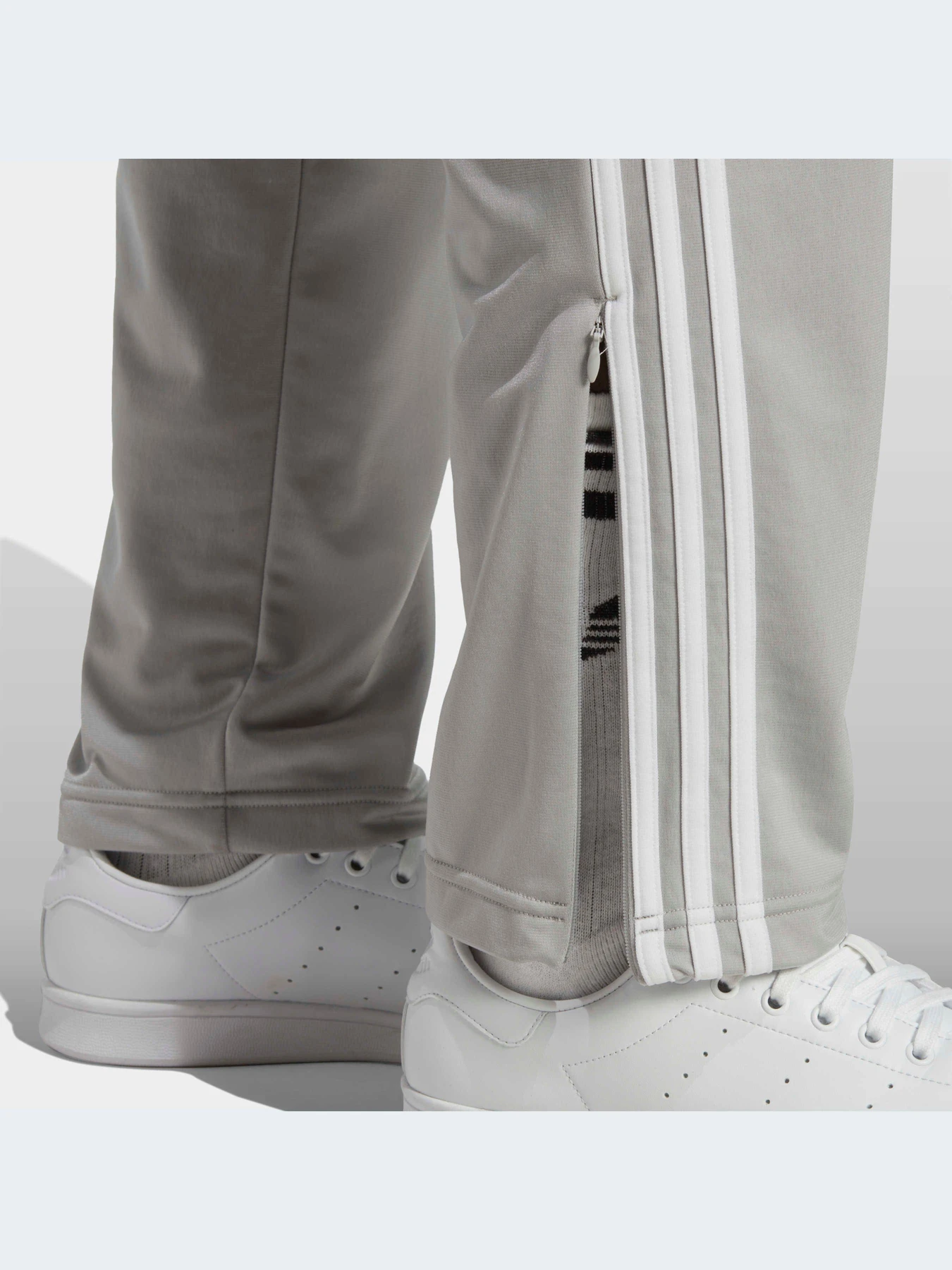 Брюки Adidas Adicolor модель IA6330-KZ Брюки Adidas Adicolor модель IA6330-KZ Фото