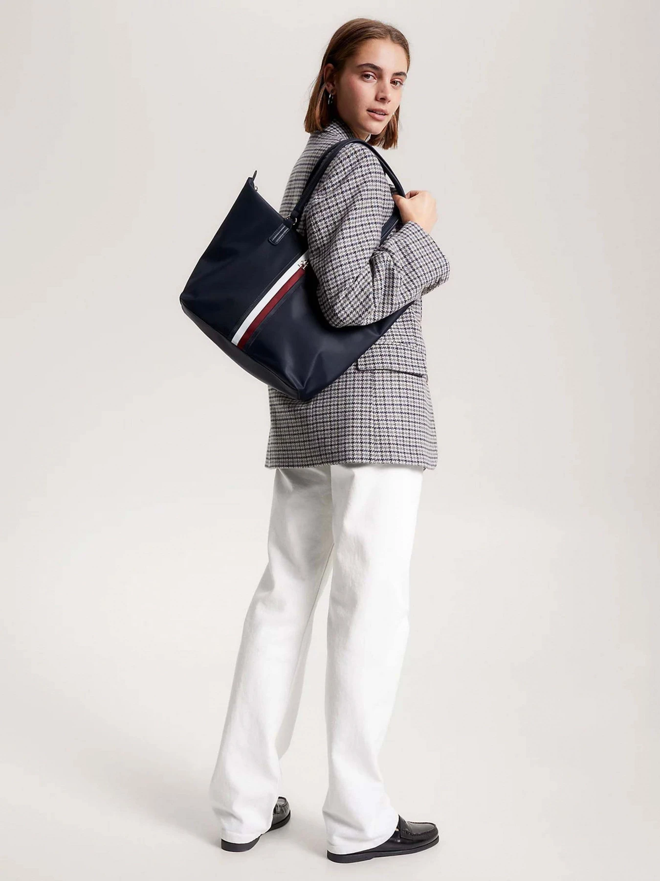 Сумки Tommy Hilfiger модель AW0AW15896-DW6 Сумки Tommy Hilfiger модель AW0AW15896-DW6 Фото