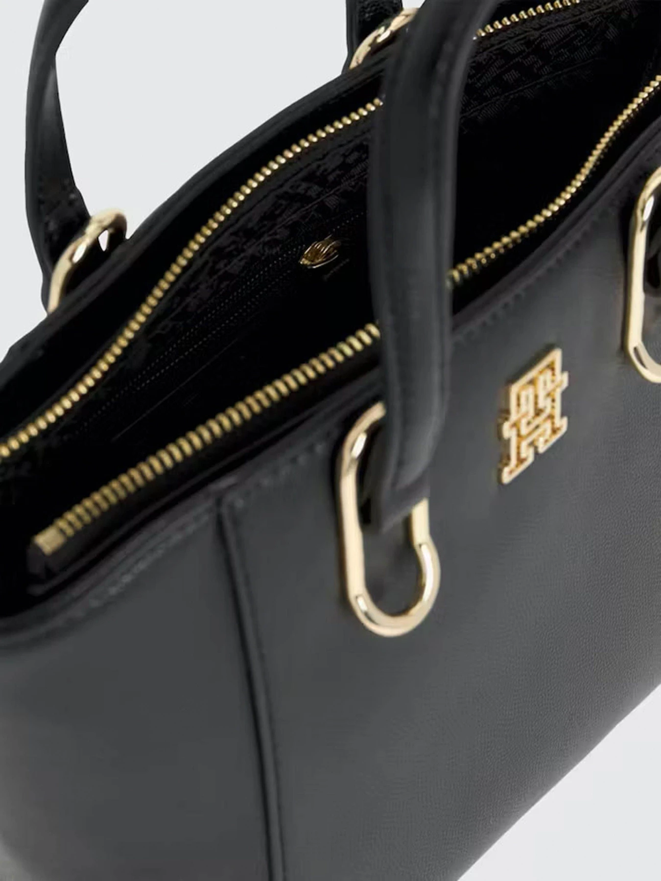 Сумки Tommy Hilfiger модель AW0AW15223-BDS Сумки Tommy Hilfiger модель AW0AW15223-BDS Фото