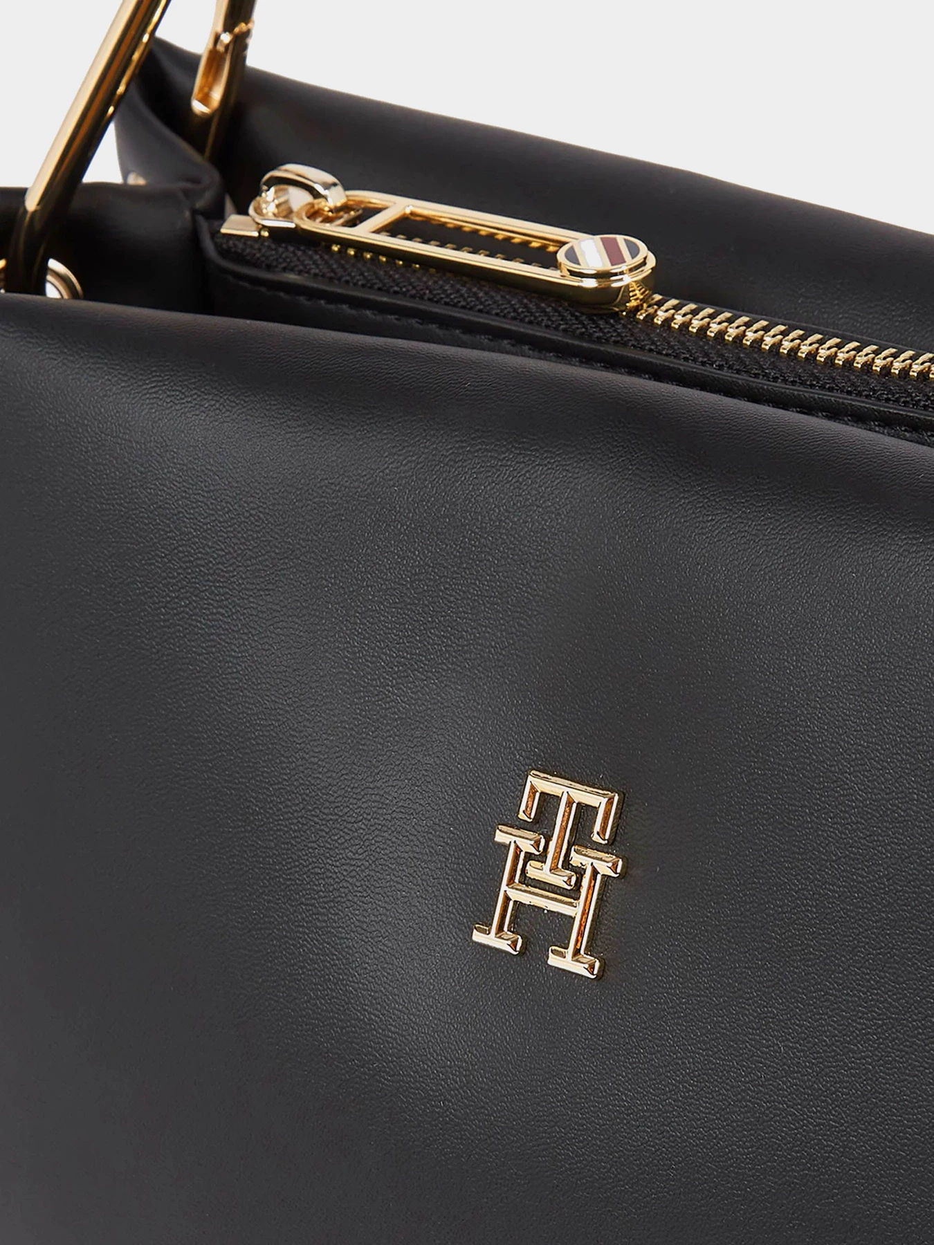 Сумки Tommy Hilfiger модель AW0AW15878-BDS Сумки Tommy Hilfiger модель AW0AW15878-BDS Фото