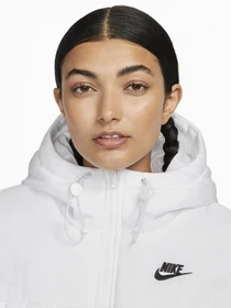 Куртки и дубленки NIKE модель FB7672-100 Фото