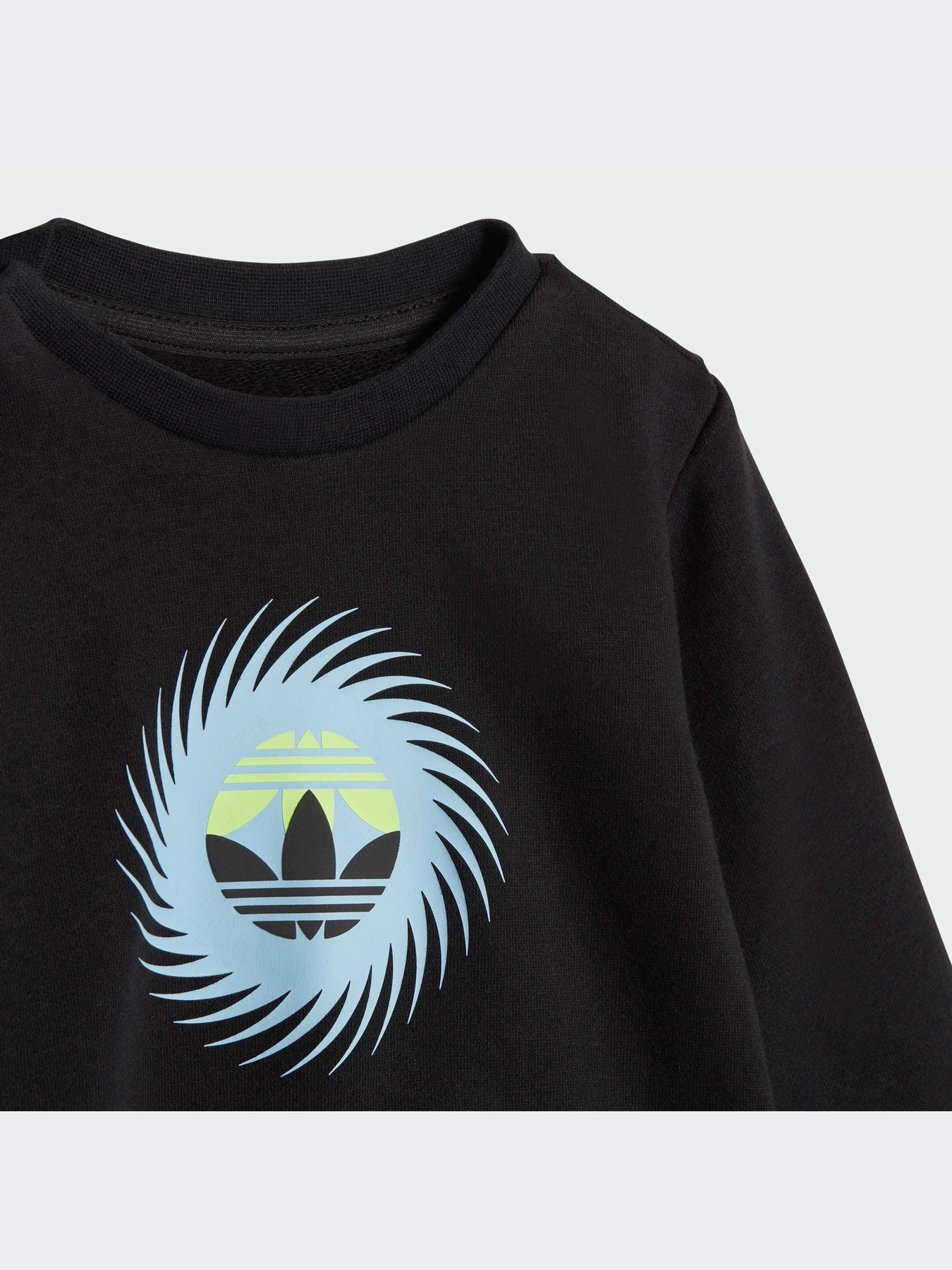 Костюмы Adidas Graphics модель IJ0750-KZ Костюмы Adidas Graphics модель IJ0750-KZ Фото