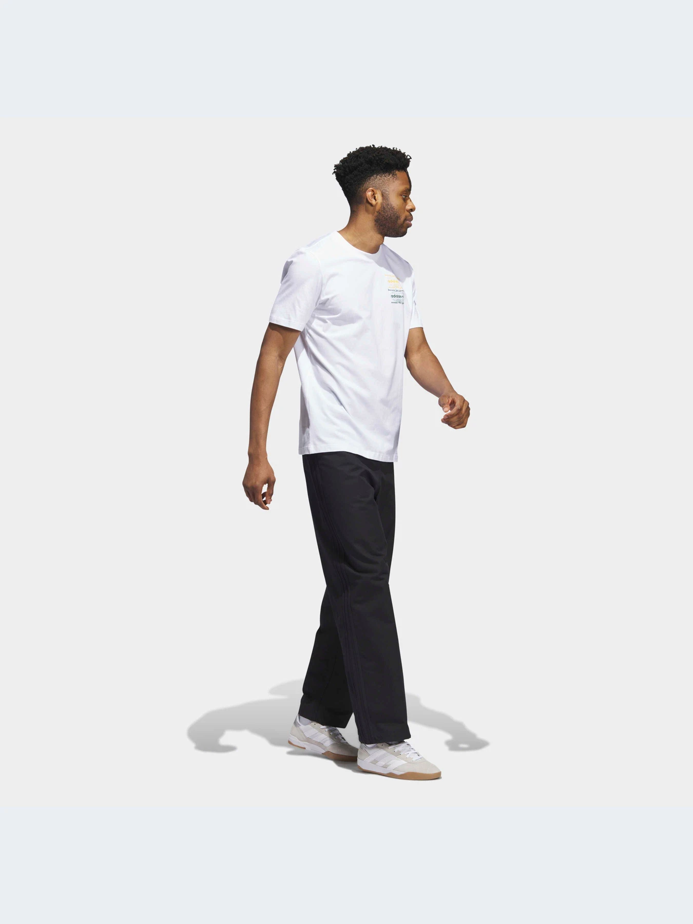 Футболки и поло Adidas Graphics модель IJ0980-KZ Футболки и поло Adidas Graphics модель IJ0980-KZ Фото