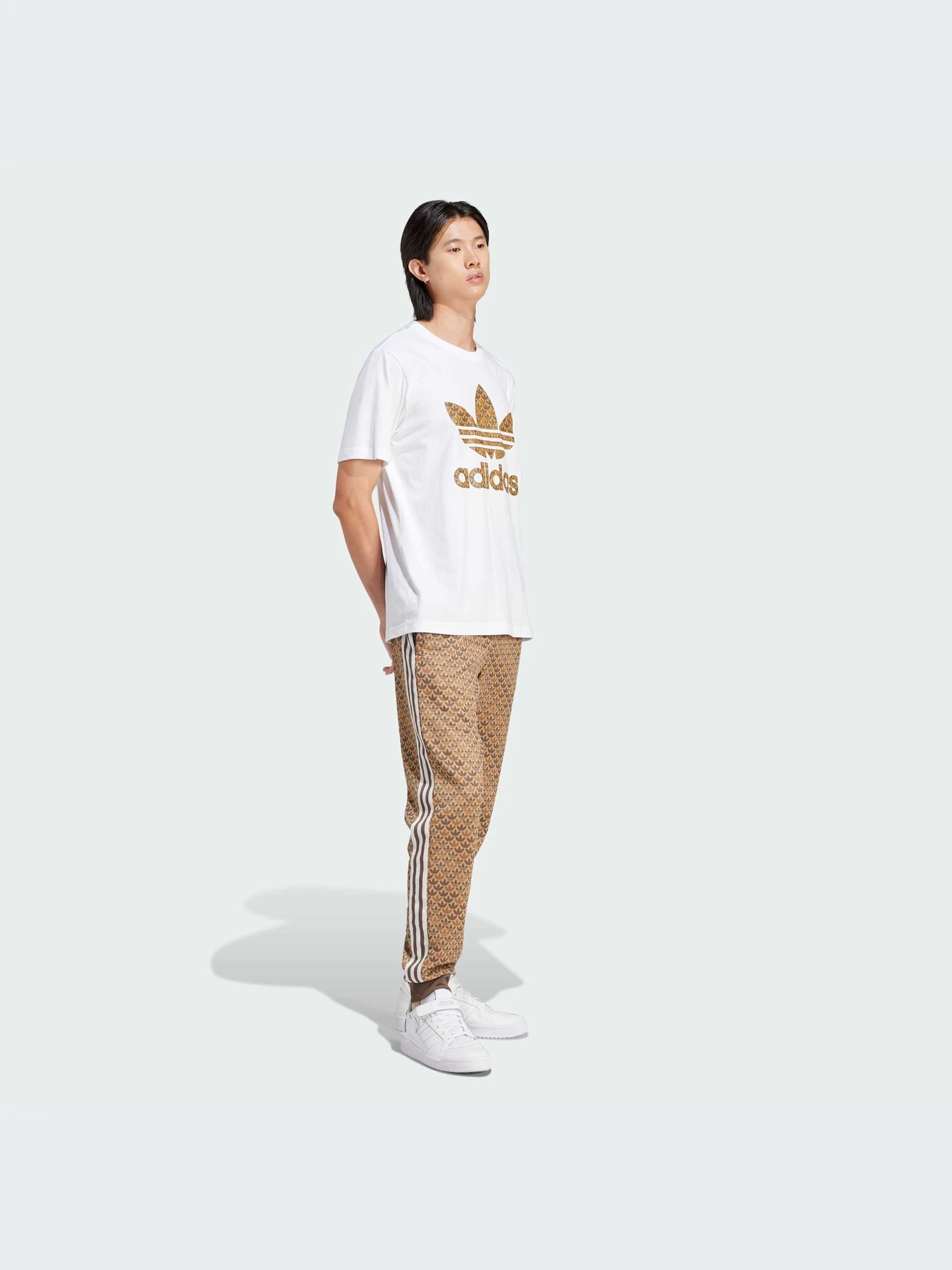 Футболки и поло Adidas Graphics модель IS2932-KZ Футболки и поло Adidas Graphics модель IS2932-KZ Фото