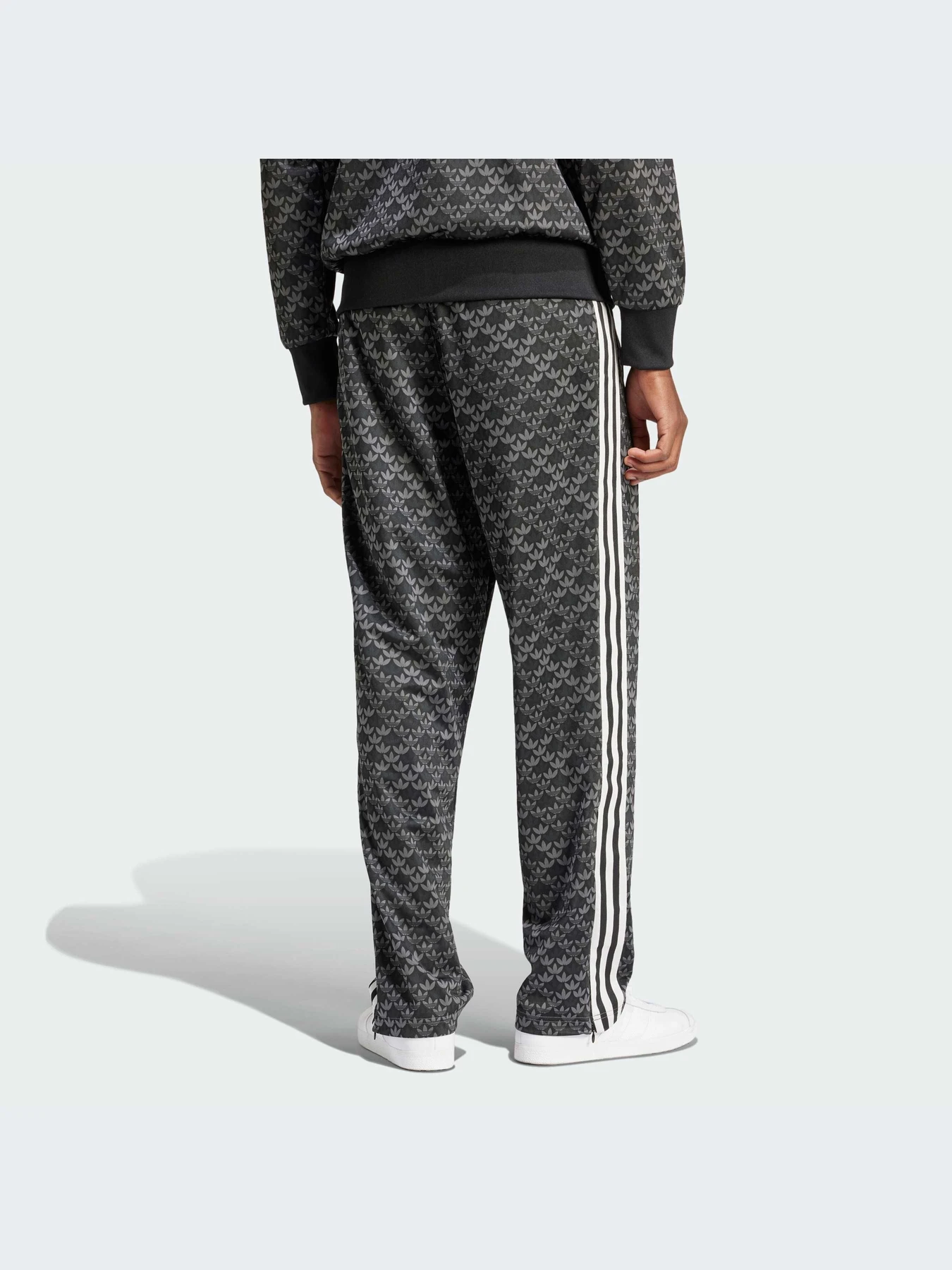 Брюки Adidas Graphics модель IS0220-KZ Брюки Adidas Graphics модель IS0220-KZ Фото