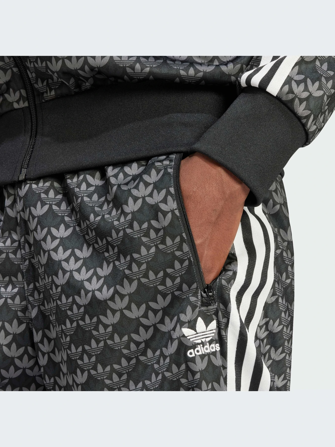 Брюки Adidas Graphics модель IS0220-KZ Брюки Adidas Graphics модель IS0220-KZ Фото
