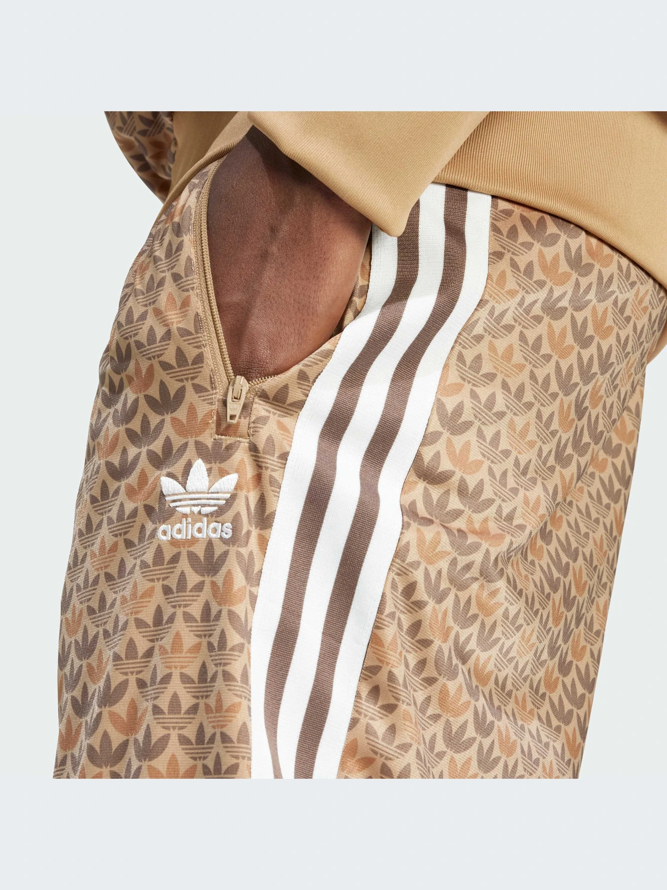 Брюки Adidas Graphics модель IS2922-KZ Брюки Adidas Graphics модель IS2922-KZ Фото