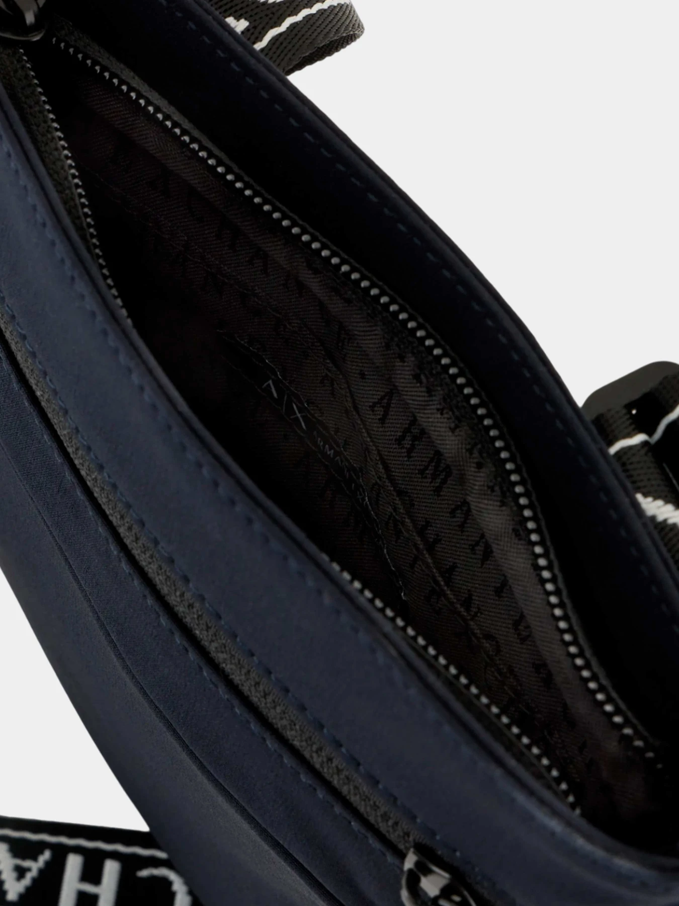 Сумки Armani Exchange модель 952621-4R832-00035 Сумки Armani Exchange модель 952621-4R832-00035 Фото