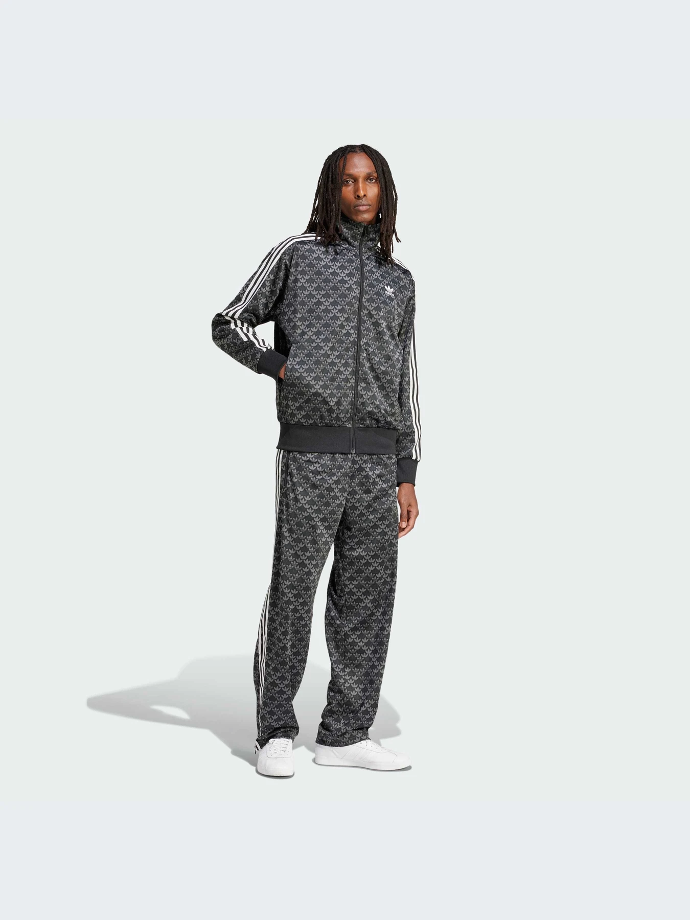 Худи и свитшоты Adidas Graphics модель IS0218-KZ Худи и свитшоты Adidas Graphics модель IS0218-KZ Фото