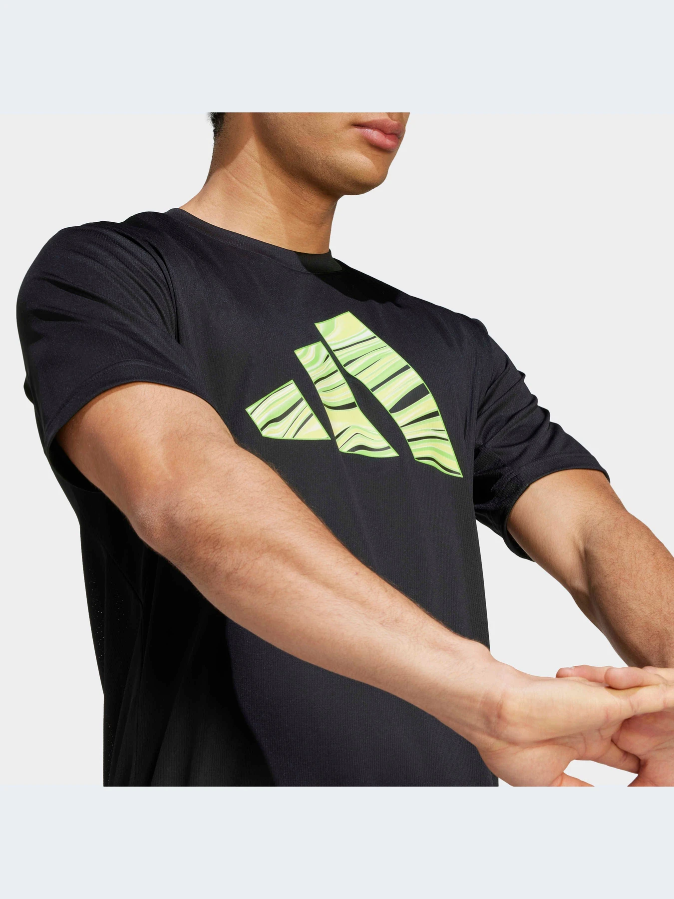 Футболки и поло Adidas Graphics модель IB3473-KZ Футболки и поло Adidas Graphics модель IB3473-KZ Фото