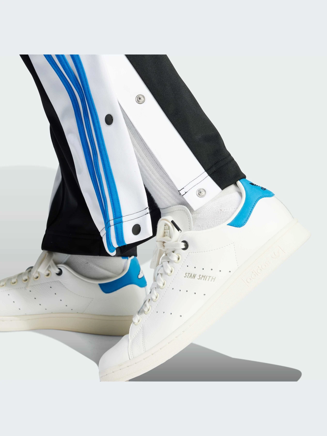 Брюки Adidas Adicolor модель IN6297-KZ Брюки Adidas Adicolor модель IN6297-KZ Фото