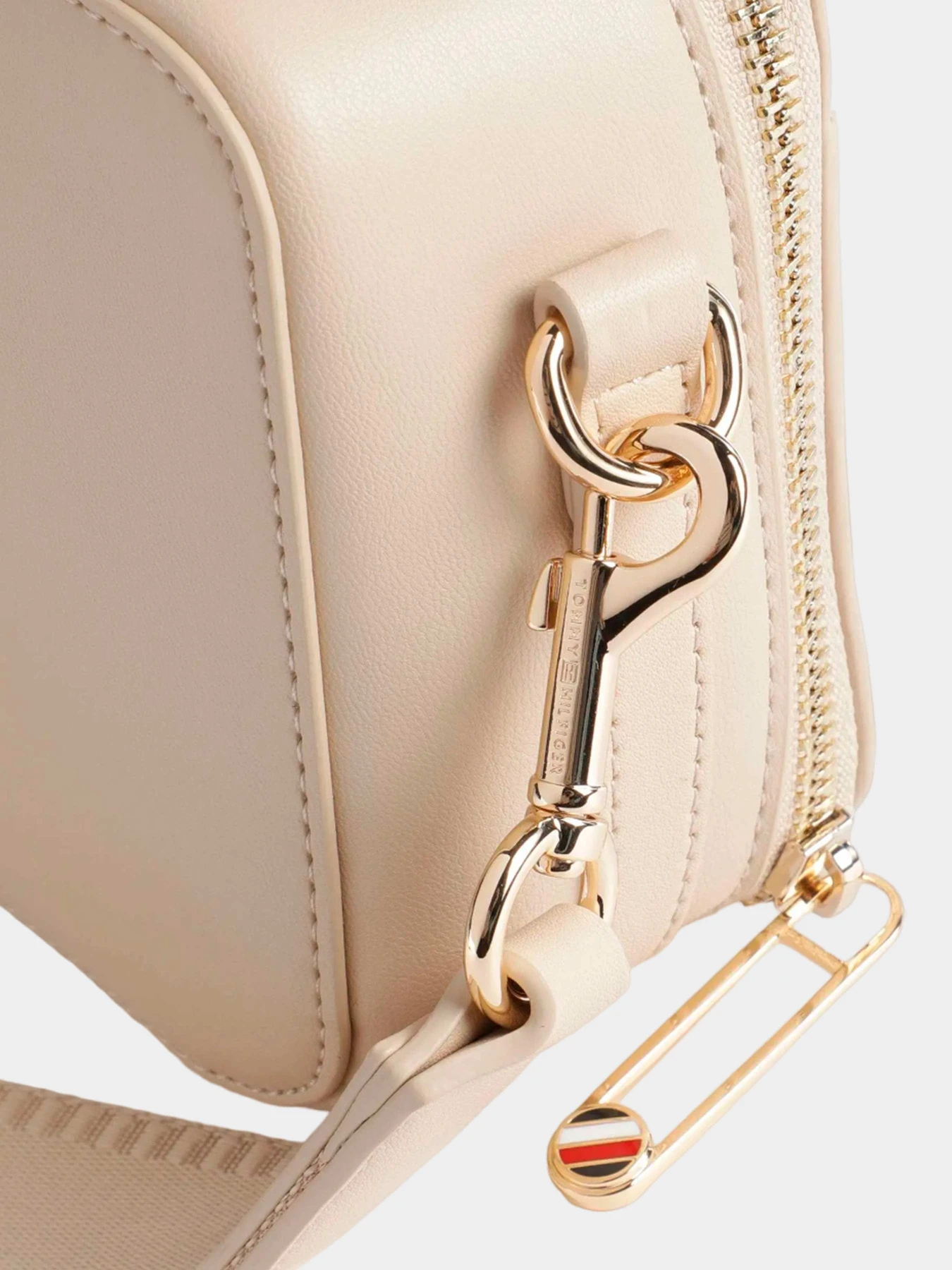 Сумки Tommy Hilfiger модель AW0AW15689-AES Сумки Tommy Hilfiger модель AW0AW15689-AES Фото