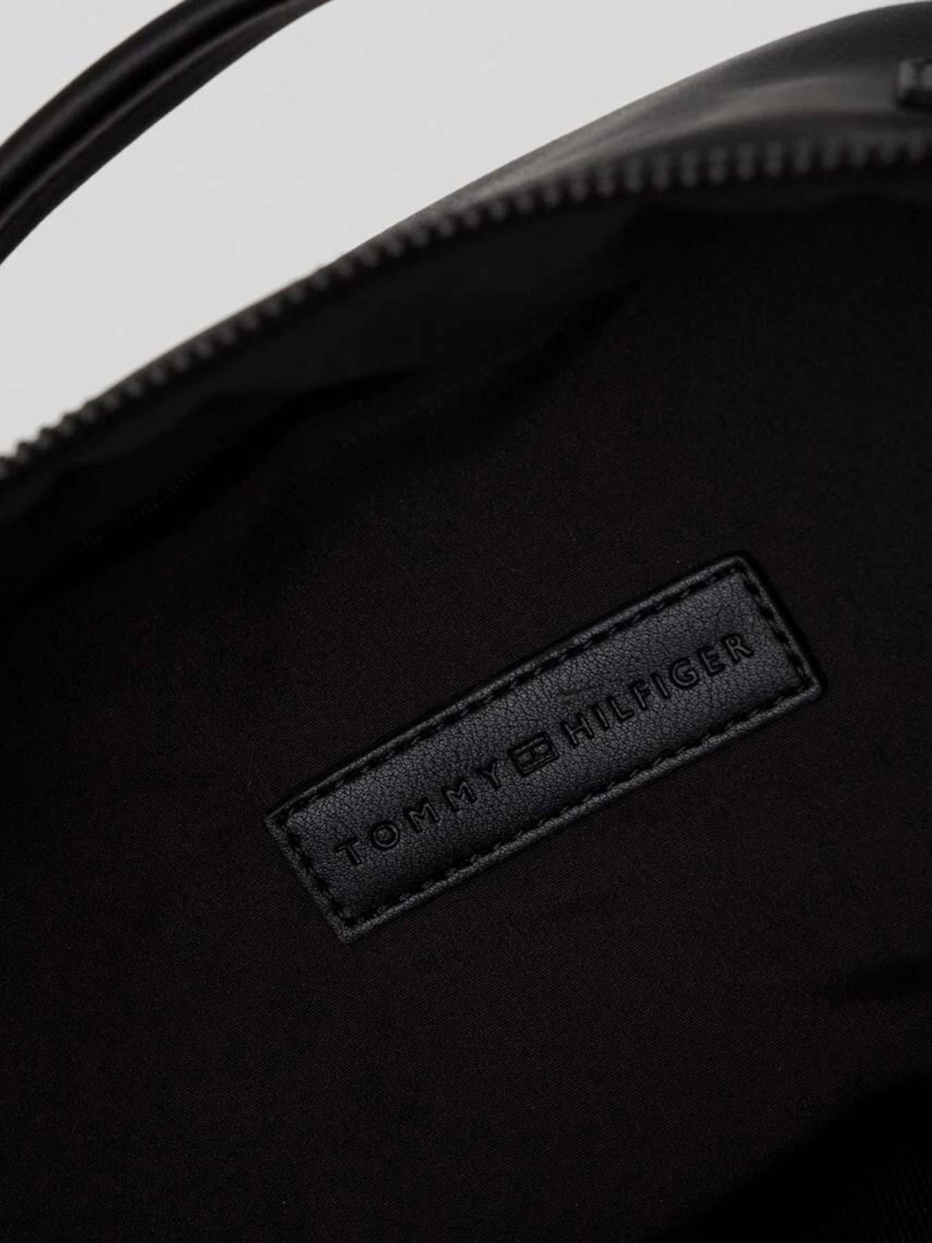 Рюкзаки Tommy Hilfiger модель AM0AM11828-BDS Рюкзаки Tommy Hilfiger модель AM0AM11828-BDS Фото