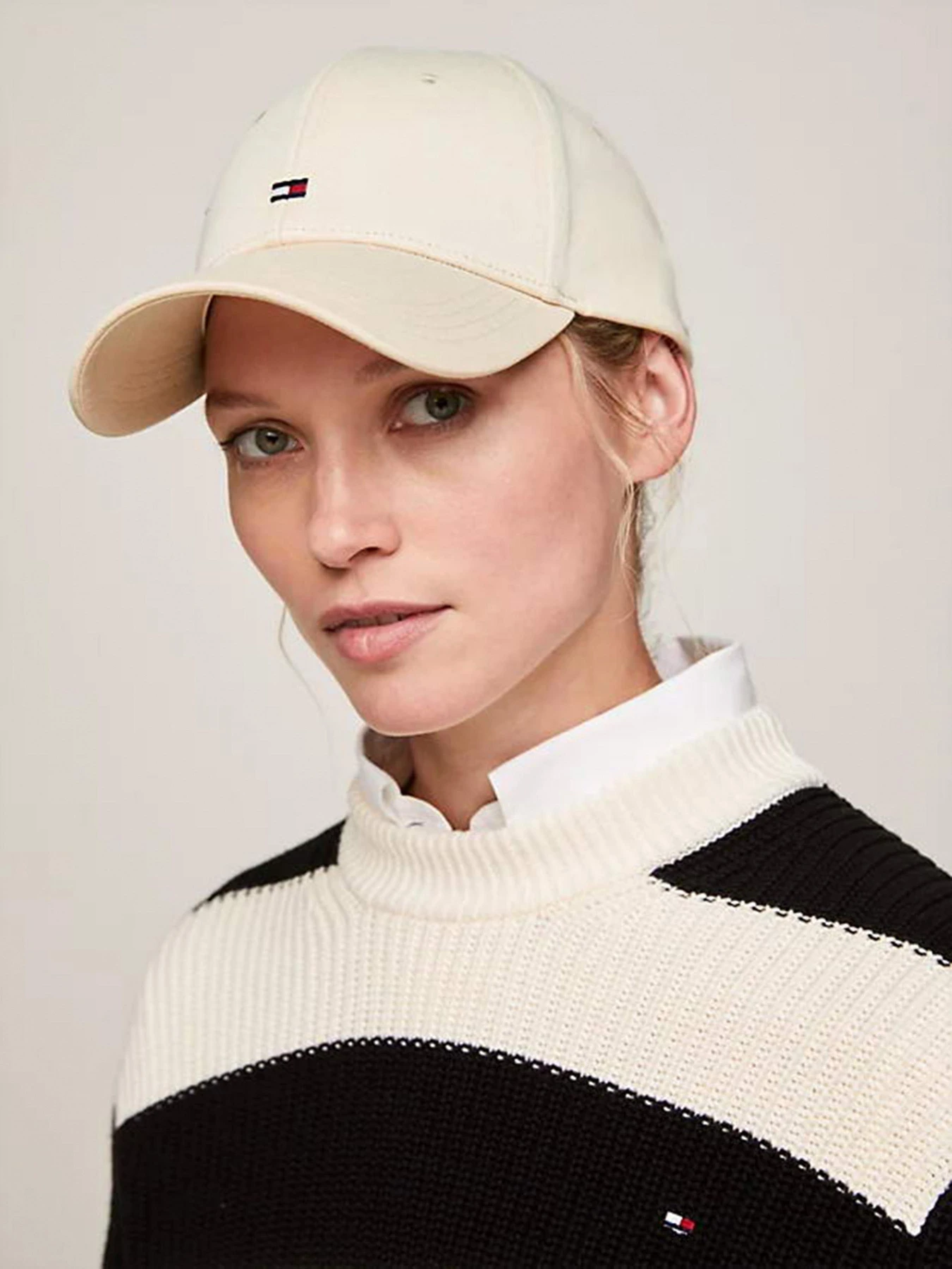 Шапки и кепки Tommy Hilfiger модель AW0AW15785-AES Шапки и кепки Tommy Hilfiger модель AW0AW15785-AES Фото