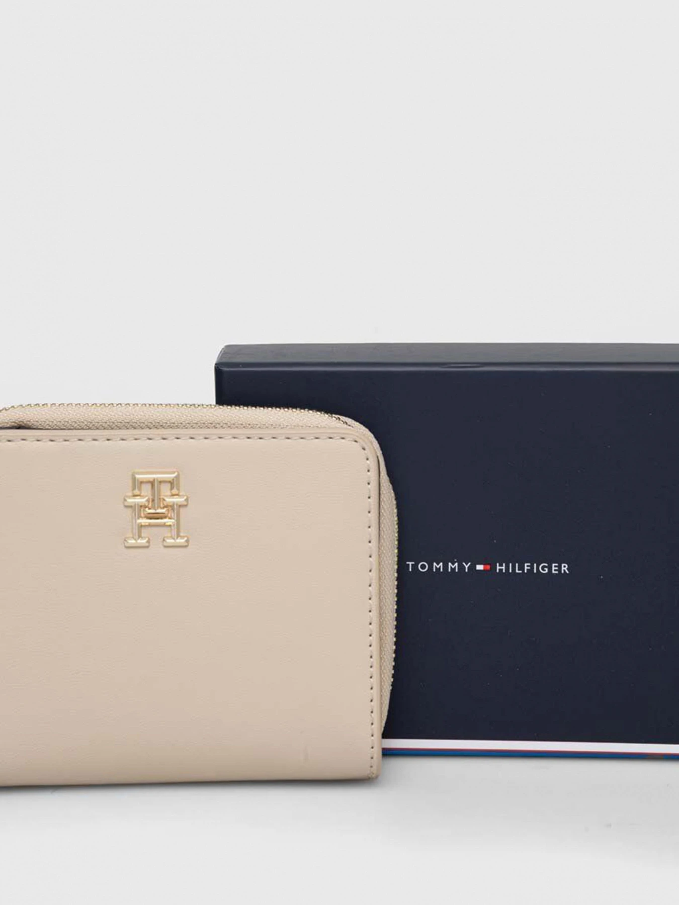 Кошельки Tommy Hilfiger модель AW0AW15748-AES Кошельки Tommy Hilfiger модель AW0AW15748-AES Фото